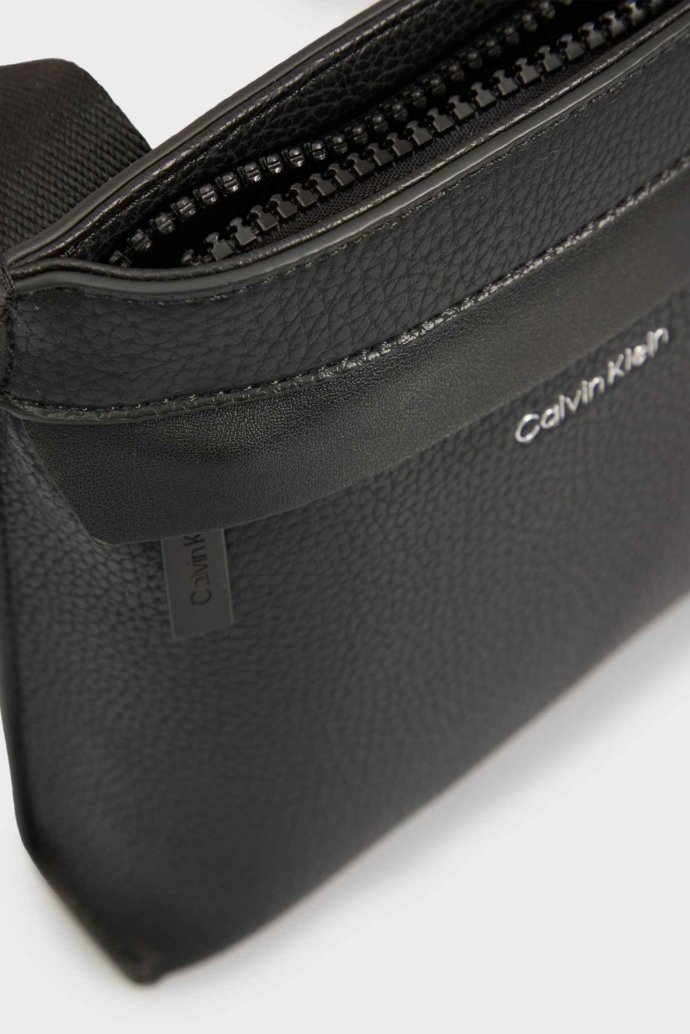 Мужская черная сумка K MUST FLATPACK XSCalvin Klein Мужская черная сумка K MUST FLATPACK XS 2