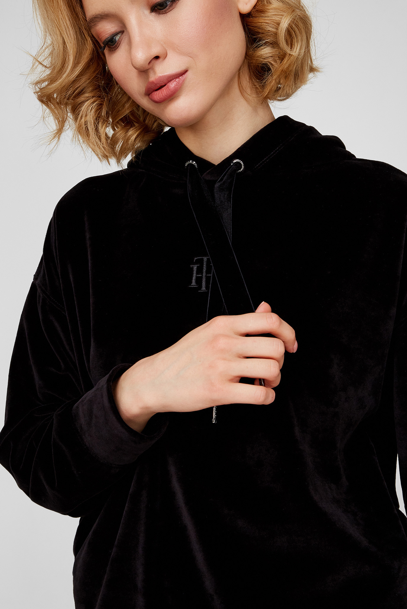 Женское черное худи RELAXED VELVET 7