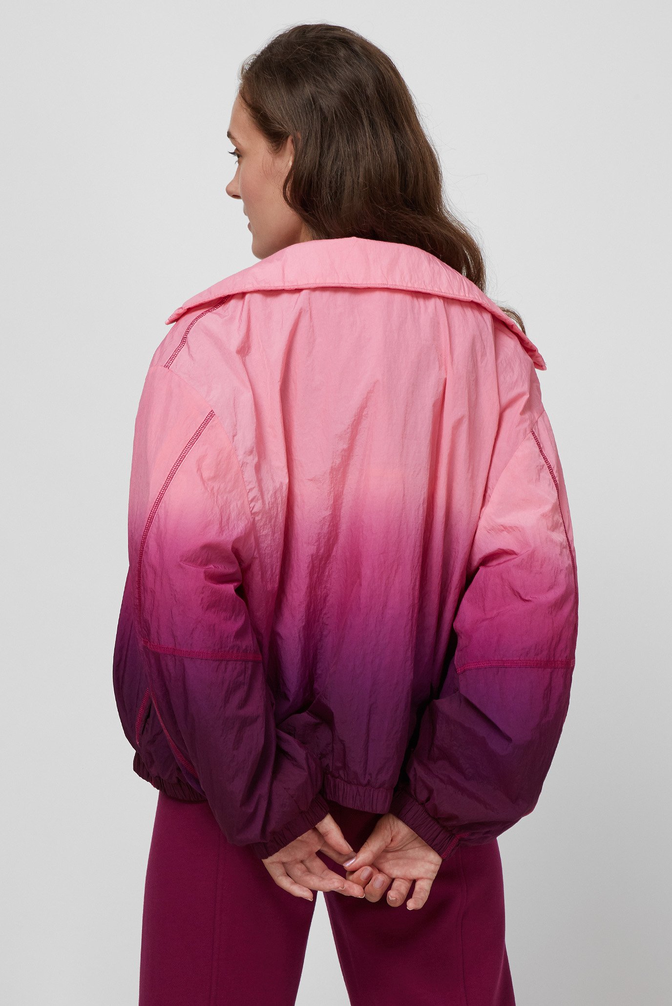 Женская розовая ветровка 3