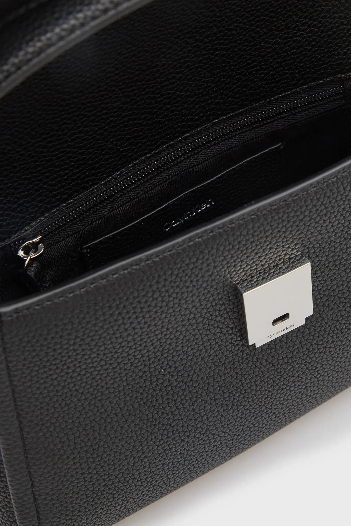 Сумка EMBLEM HW PEBBLE SHOULDER BAG 25 5