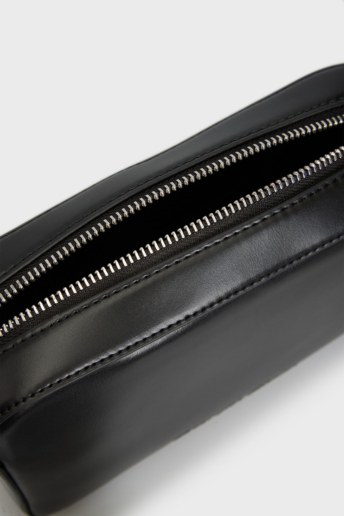 Женская черная сумка EMBOSSED LOGO CAMERA BAG 6