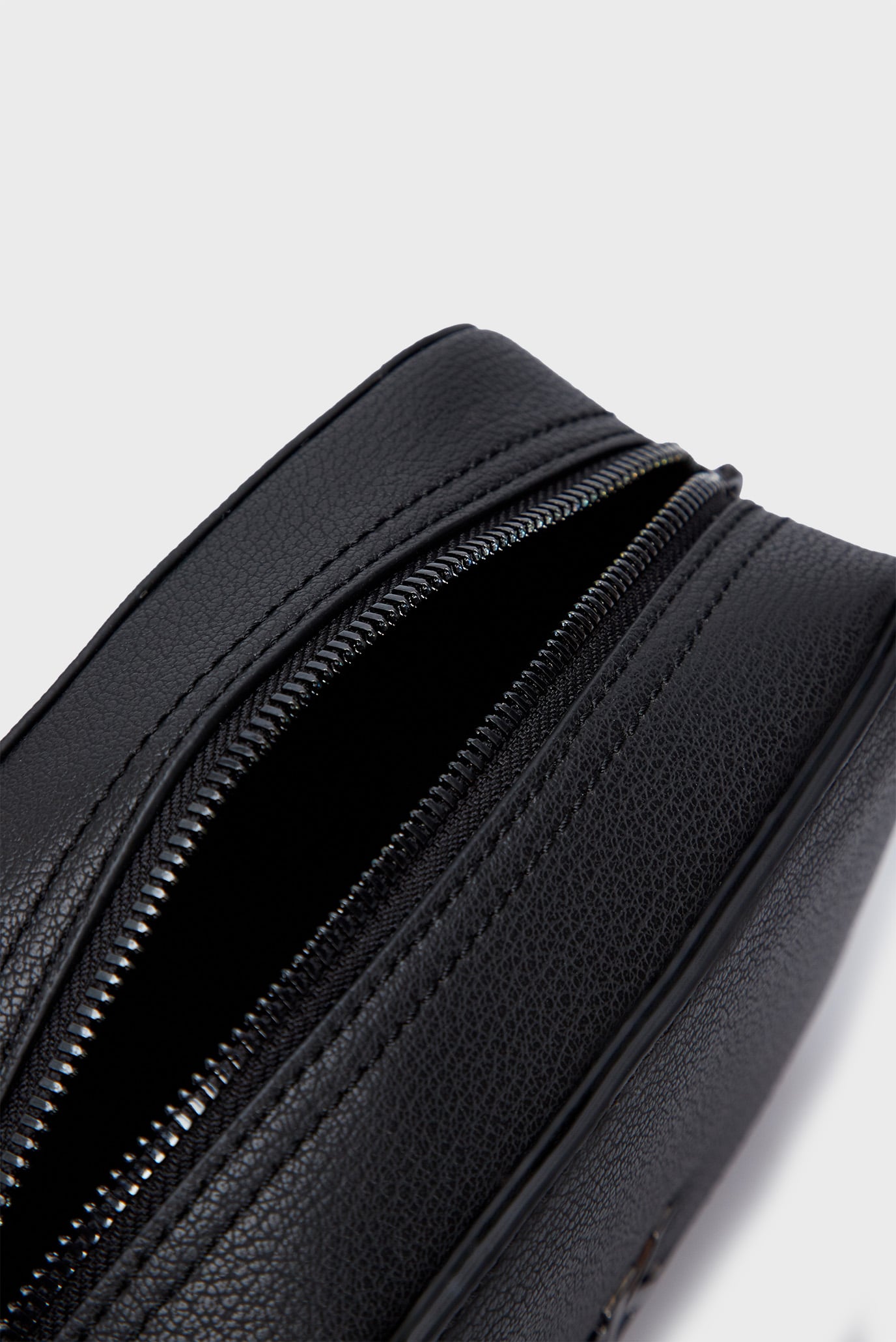 Женская черная сумка MINIMAL MONOGRAM CAMERA BAG18 6