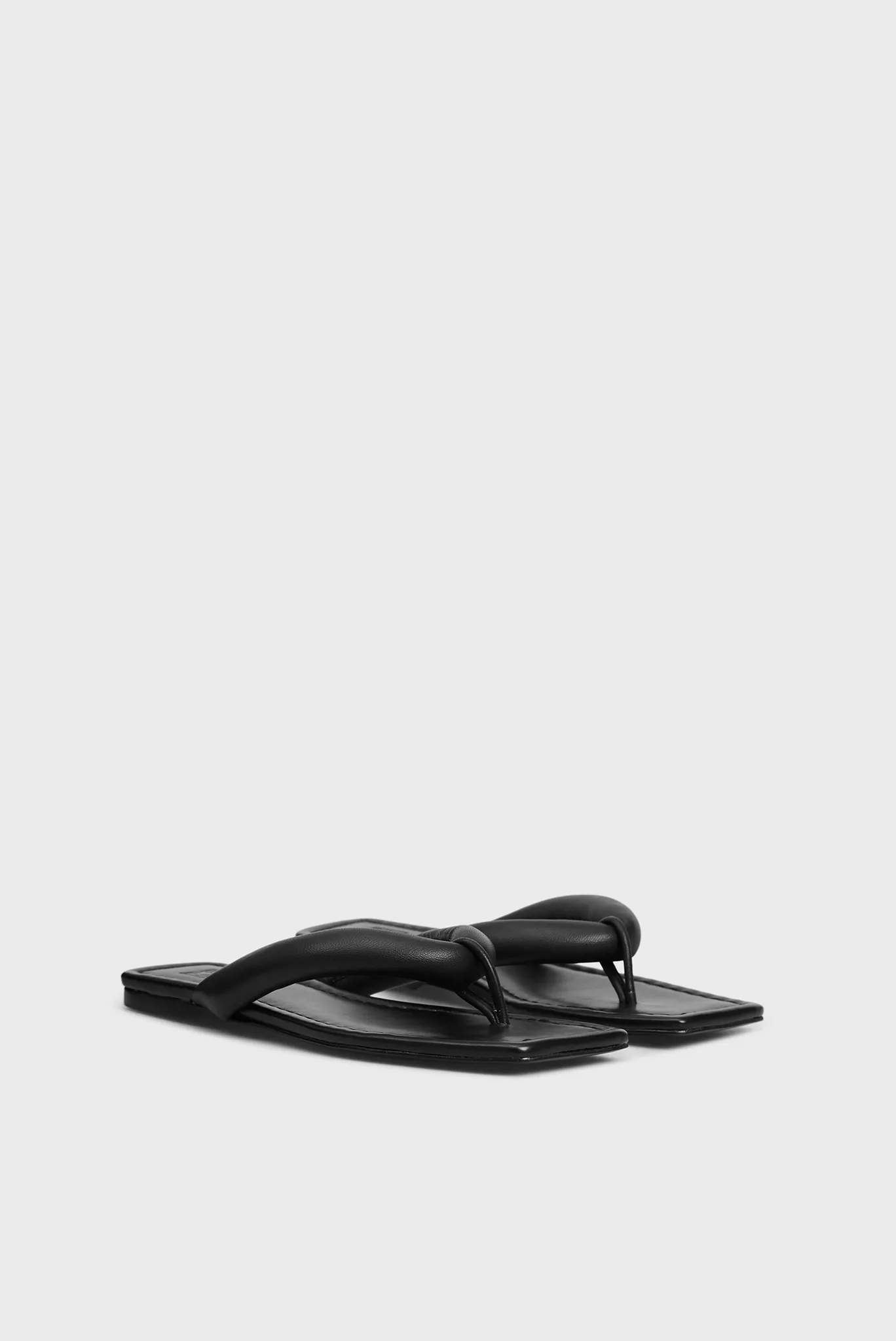 Женские черные кожаные вьетнамки Renata 2