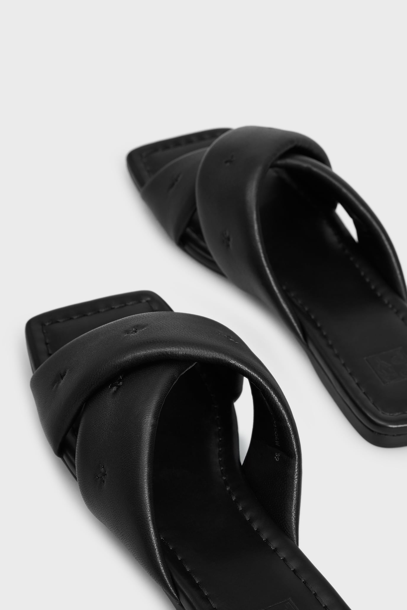 Женские черные кожаные слайдеры Agata 9