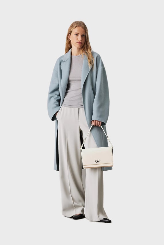 Женская белая сумка CK ELONGATED SHOULDER BAG