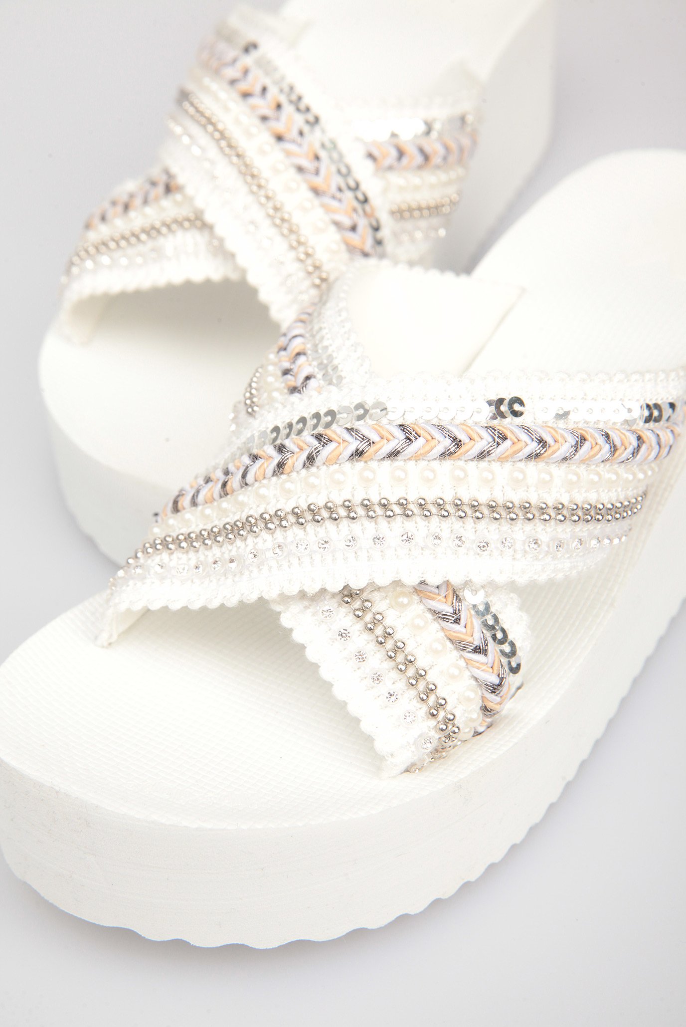 Женские белые слайдеры на платформе 10