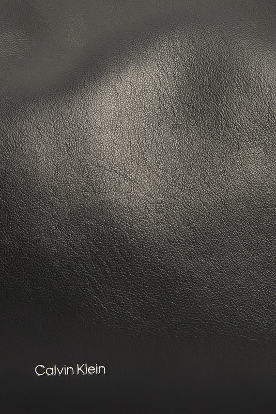 Женская черная сумка HARDWARE STRAP HOBO SHOULDER BAG