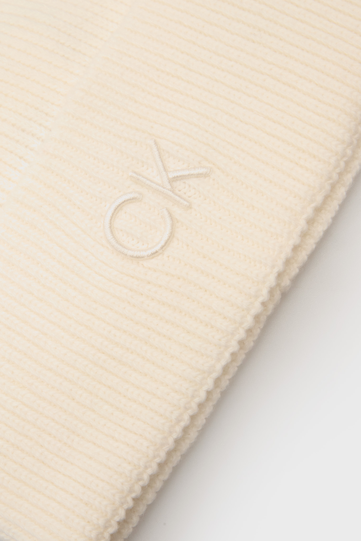 Женская белая шапка CK EMBROIDERY FINE RIB BEANIECalvin Klein Женская белая шапка CK EMBROIDERY FINE RIB BEANIE 3