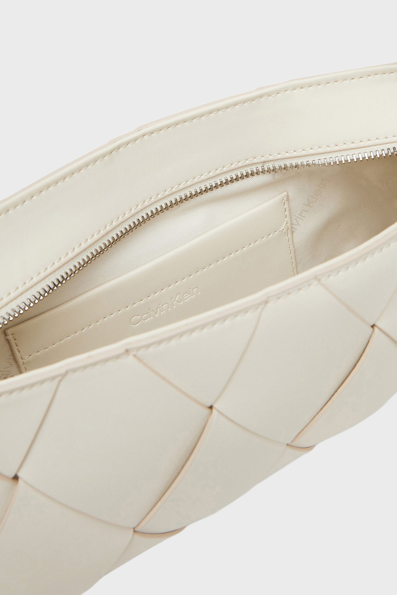 Женская белая сумка CK WOVEN ELONGATED SHOULDER BAG 4