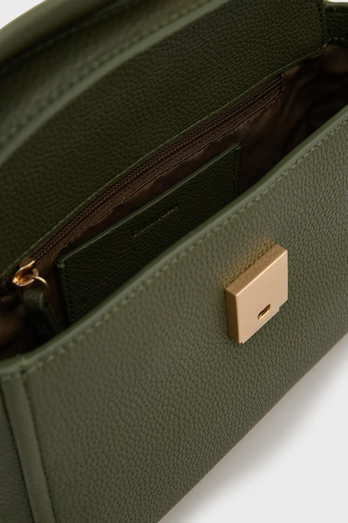 Сумка EMBLEM HW PEBBLE SHOULDER BAG 25 6