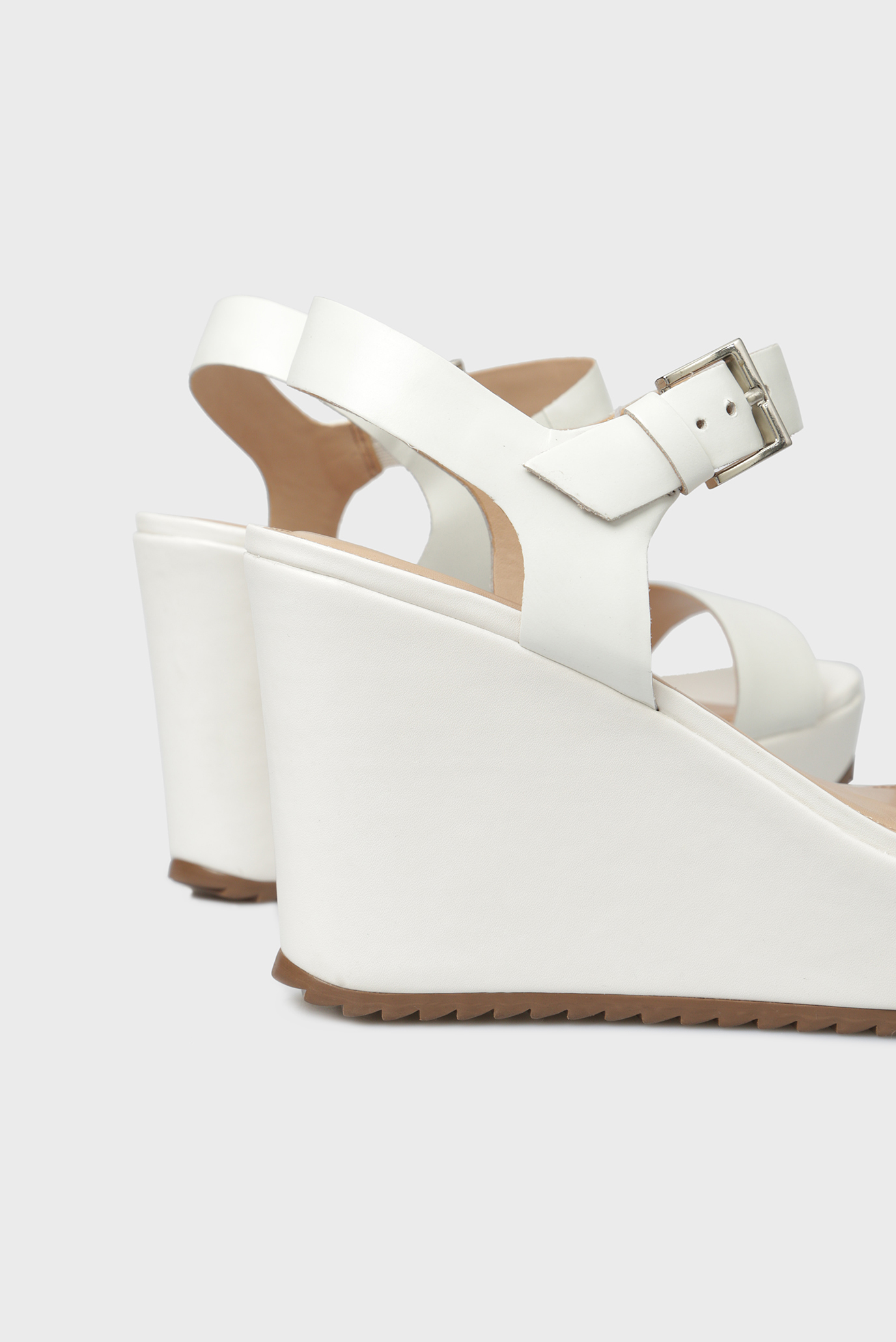 Женские белые кожаные босоножки 10