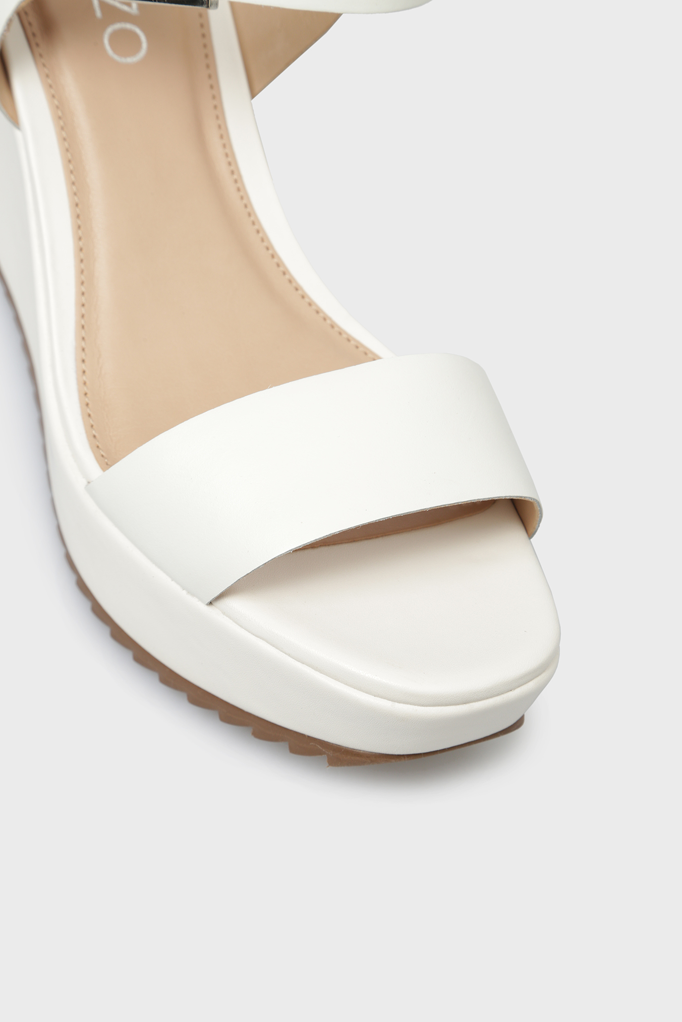 Женские белые кожаные босоножки 9