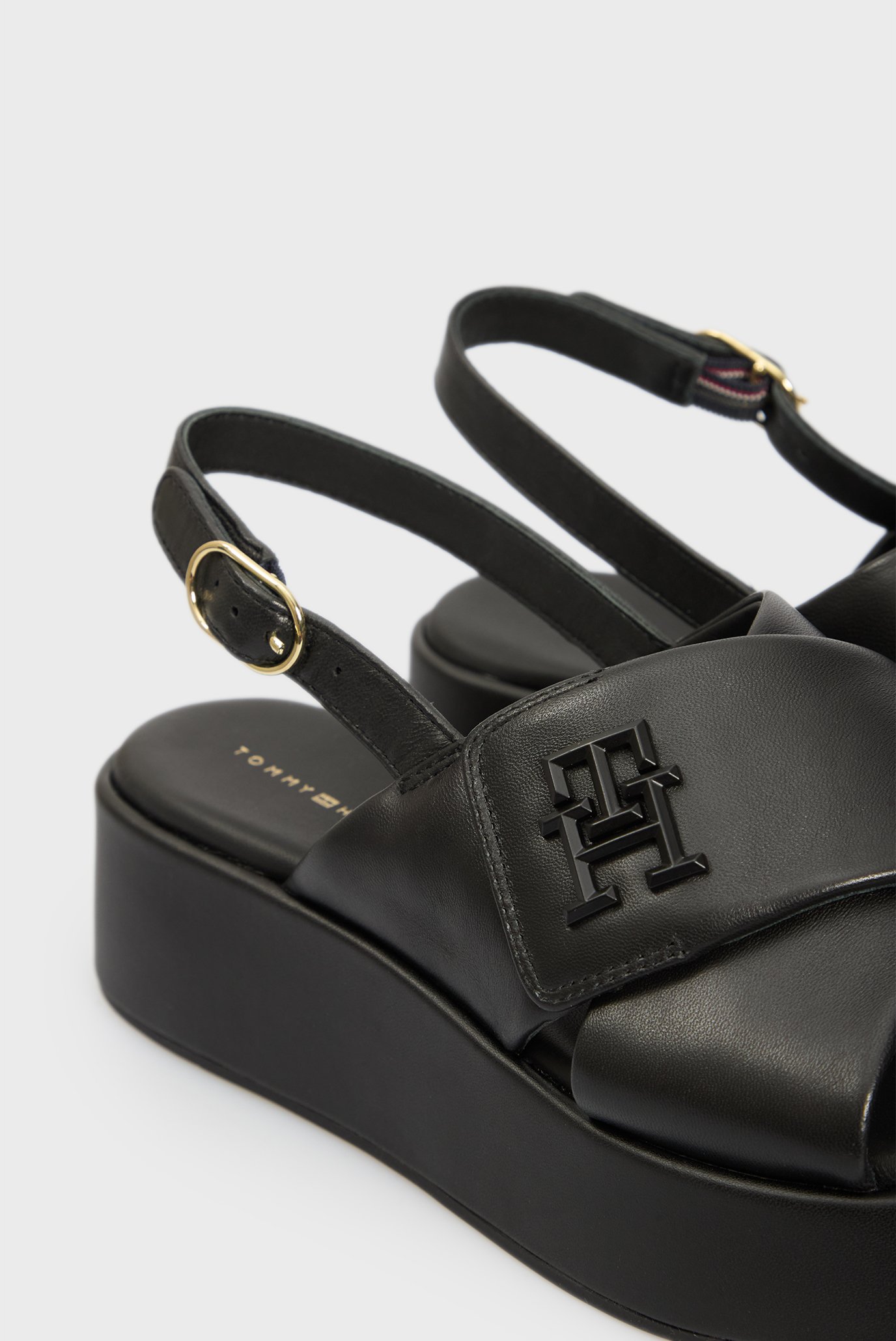 Женские черные кожаные сандали TH LOGO HW PADDED LEATHER SANDALTommy Hilfiger Женские черные кожаные сандали TH LOGO HW PADDED LEATHER SANDAL 2