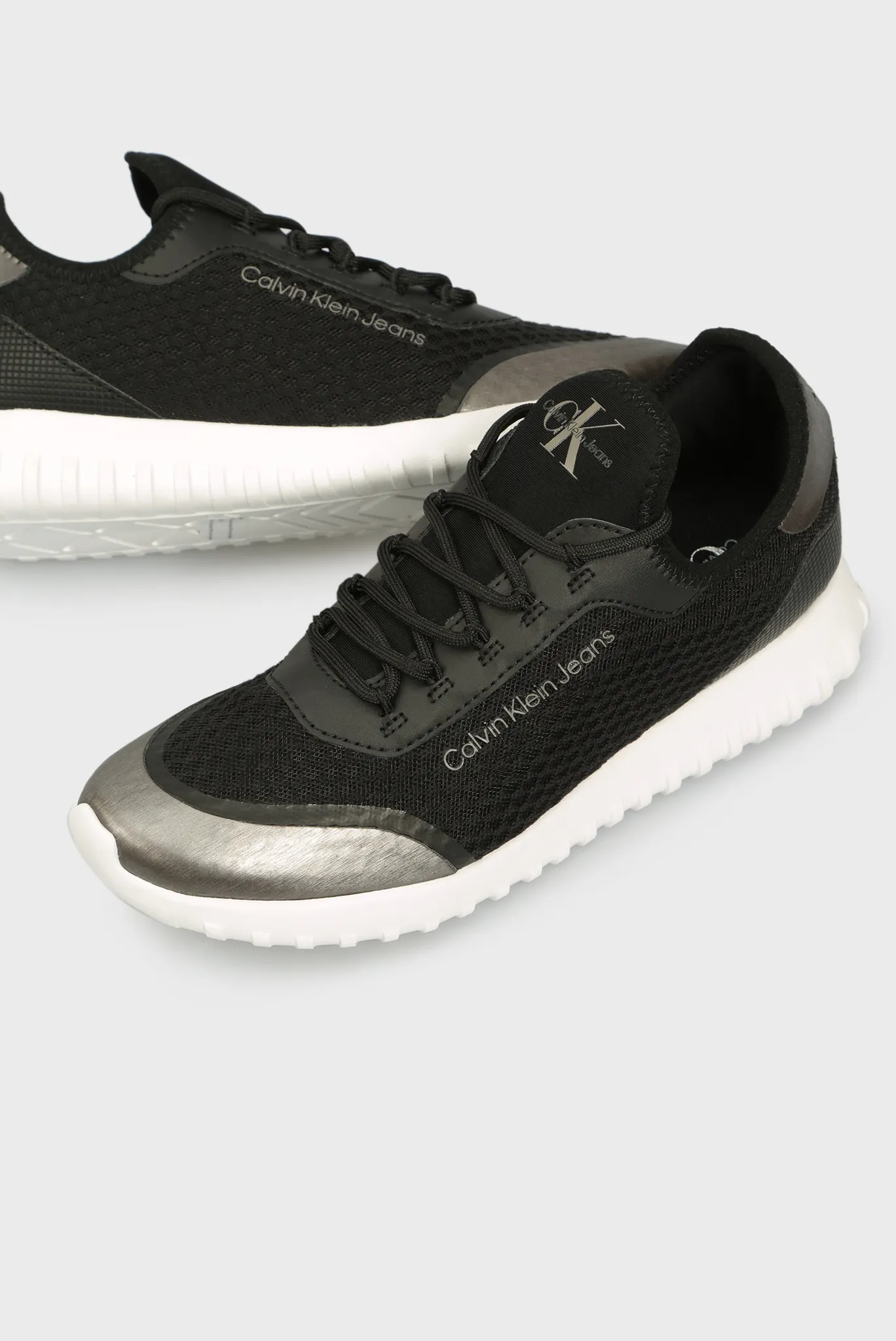 Женские черные кроссовки 2