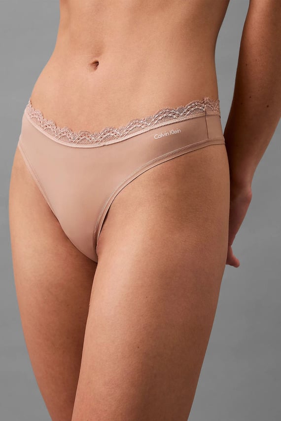 Женские бежевые трусики THONG