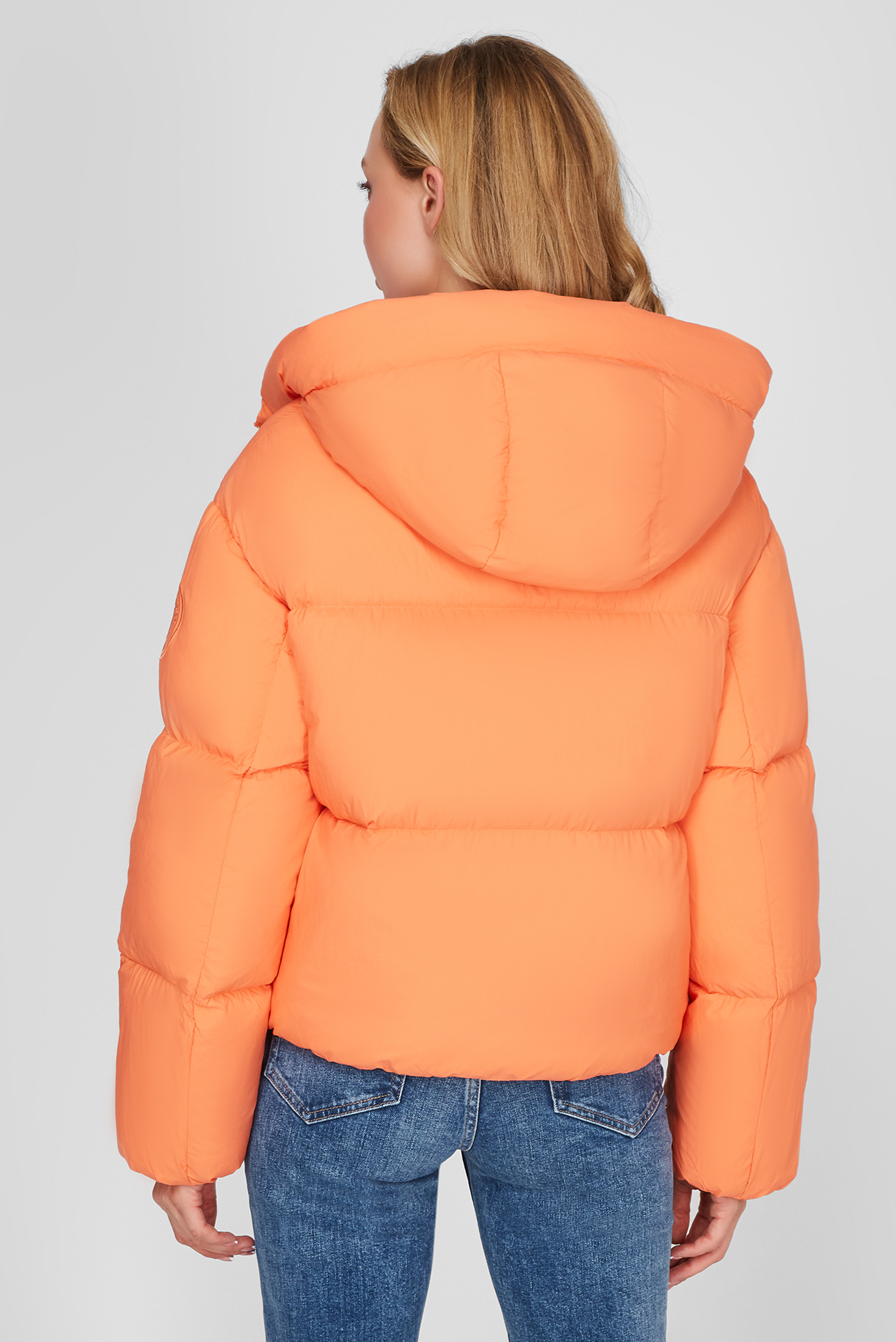 Женский светло-оранжевый пуховик 9