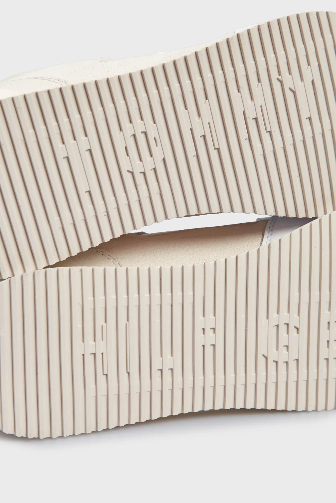 Женские кроссовки TH ESSENTIAL RUNNER 7