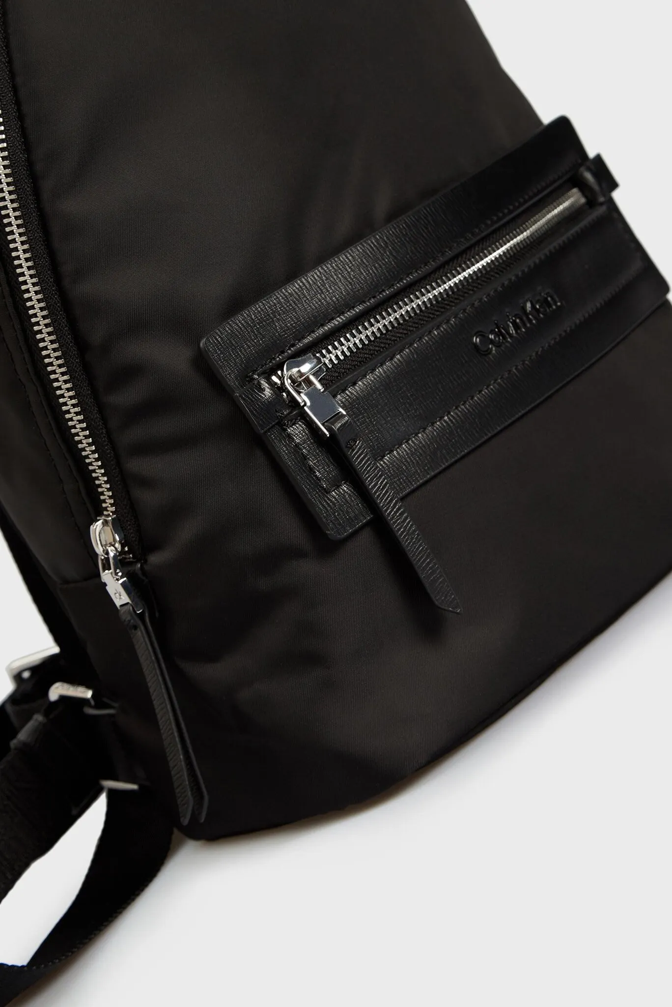 Женский черный рюкзак ESSENTIAL ROUND 5