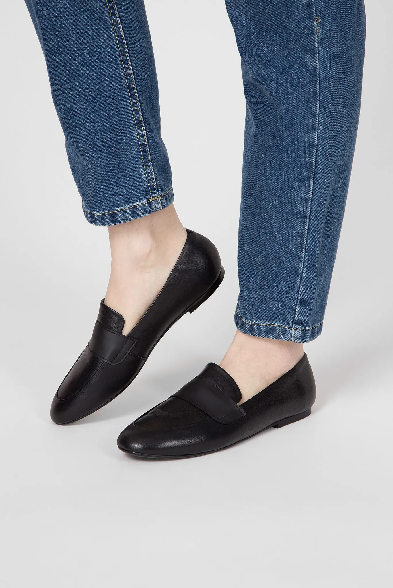 Женские черные кожаные лоферы 2