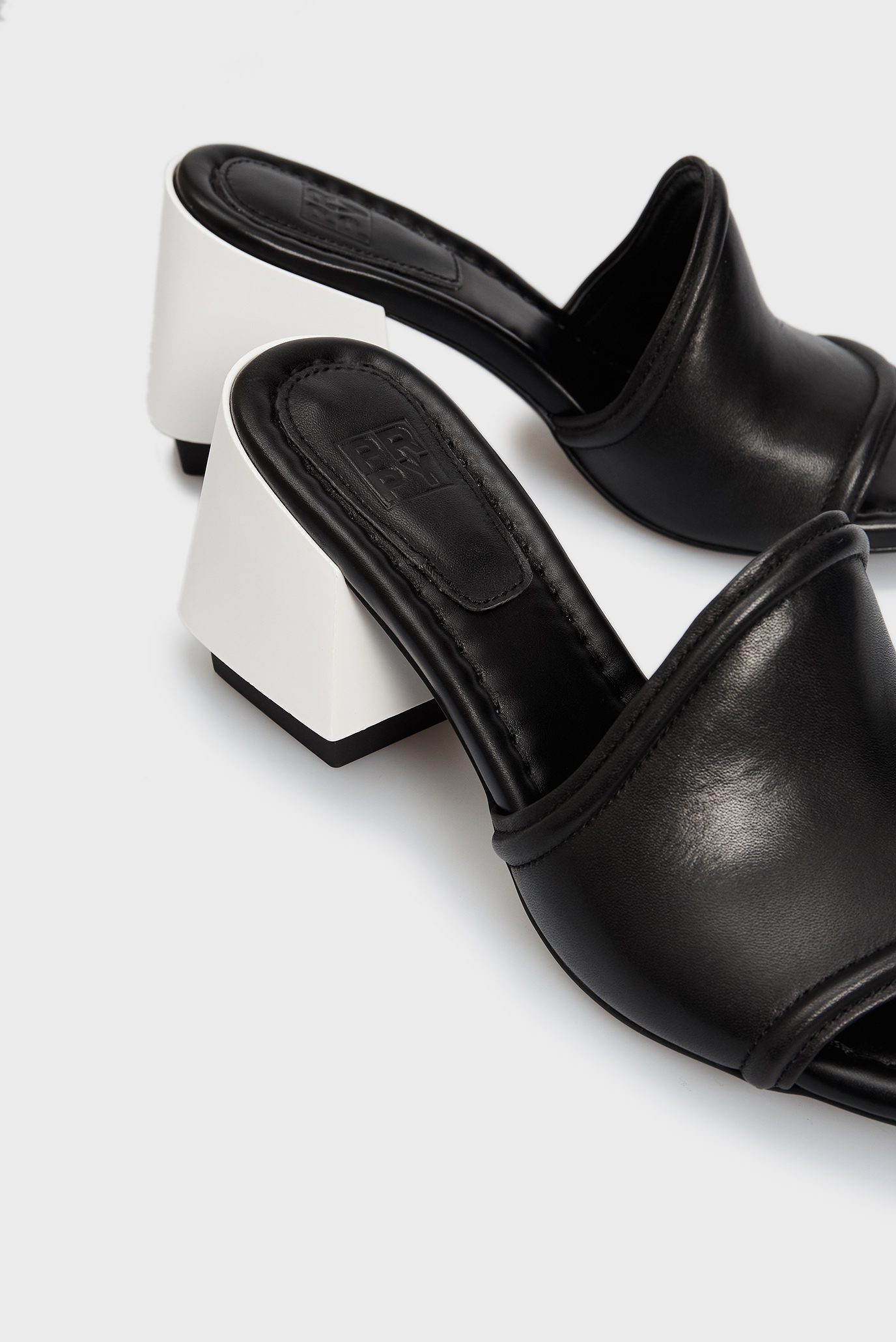 Женские черные кожаные мюли Karolina 10