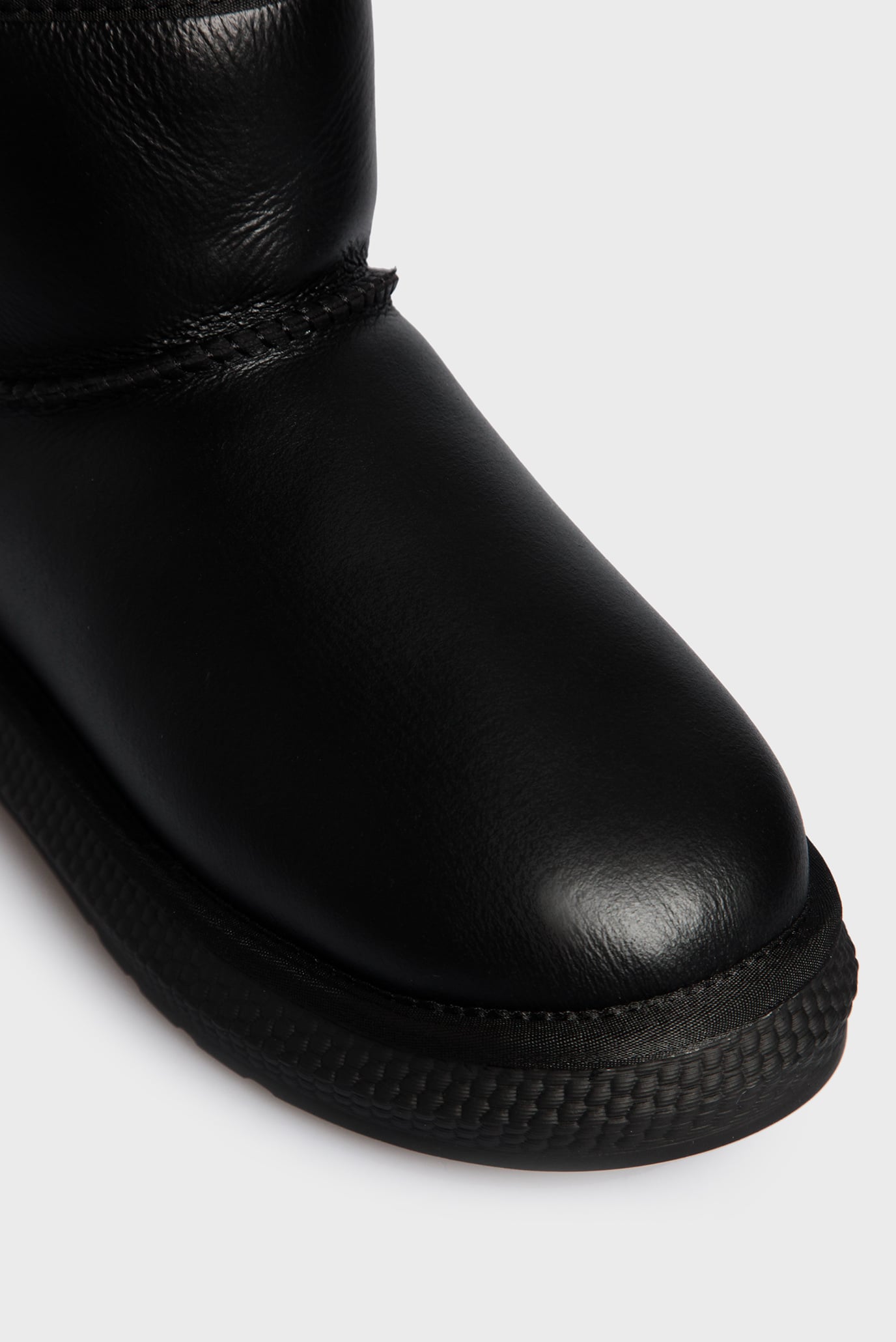 Женские черные кожаные угги 10