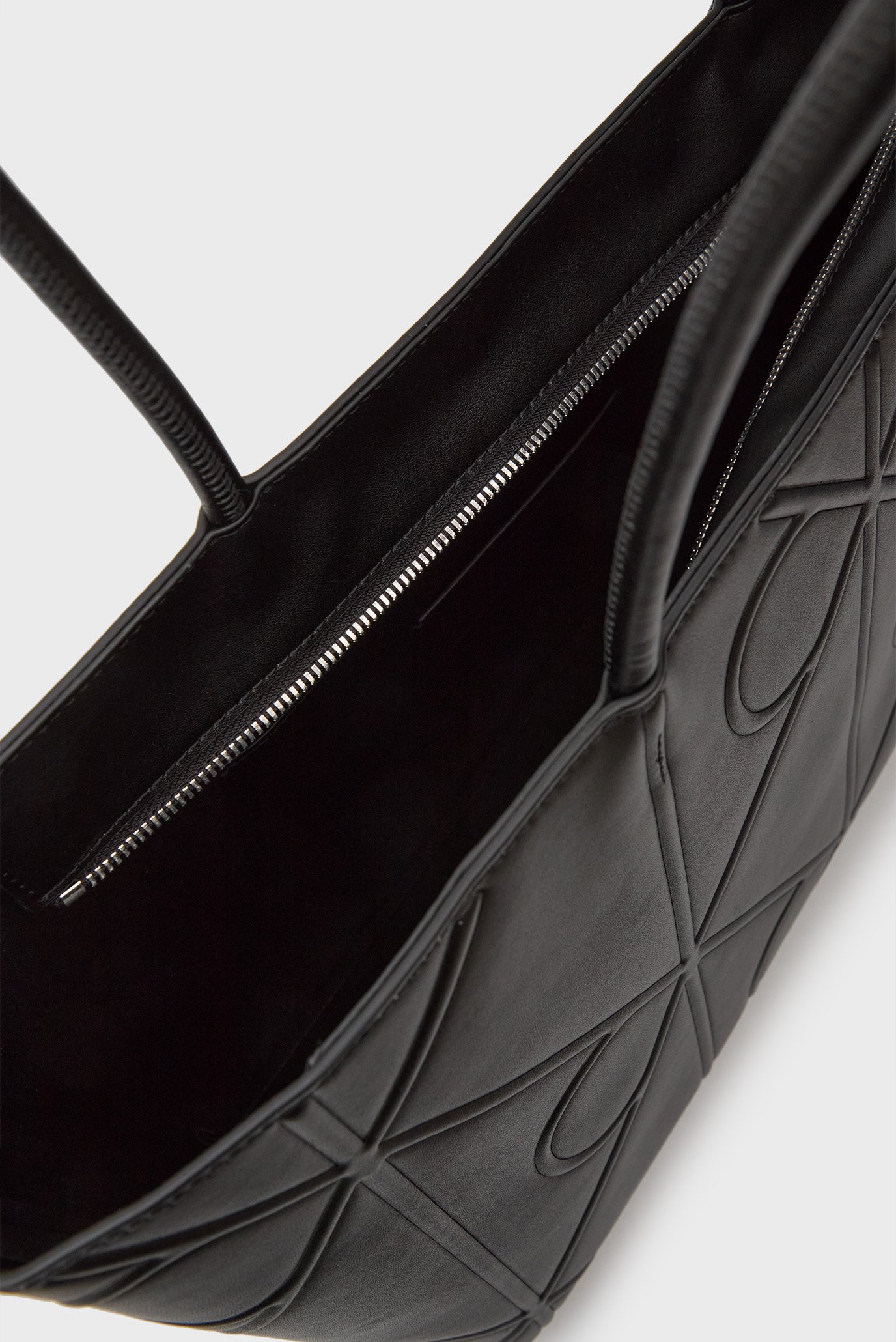 Сумка EMBLEM AOP EMBOSSED LTHR TOTECalvin Klein Сумка EMBLEM AOP EMBOSSED LTHR TOTE 6