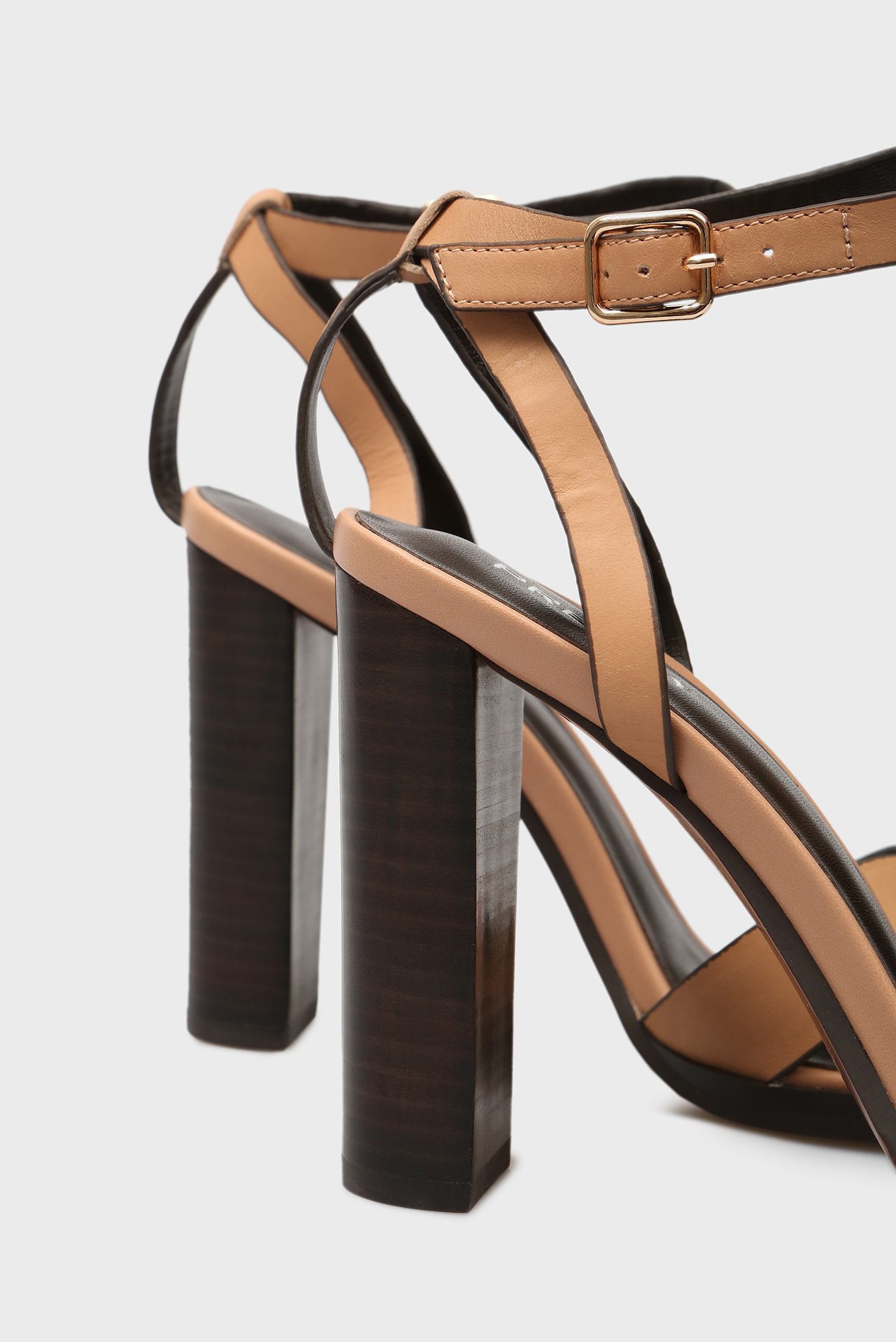 Женские бежевые кожаные босоножки Clare 5