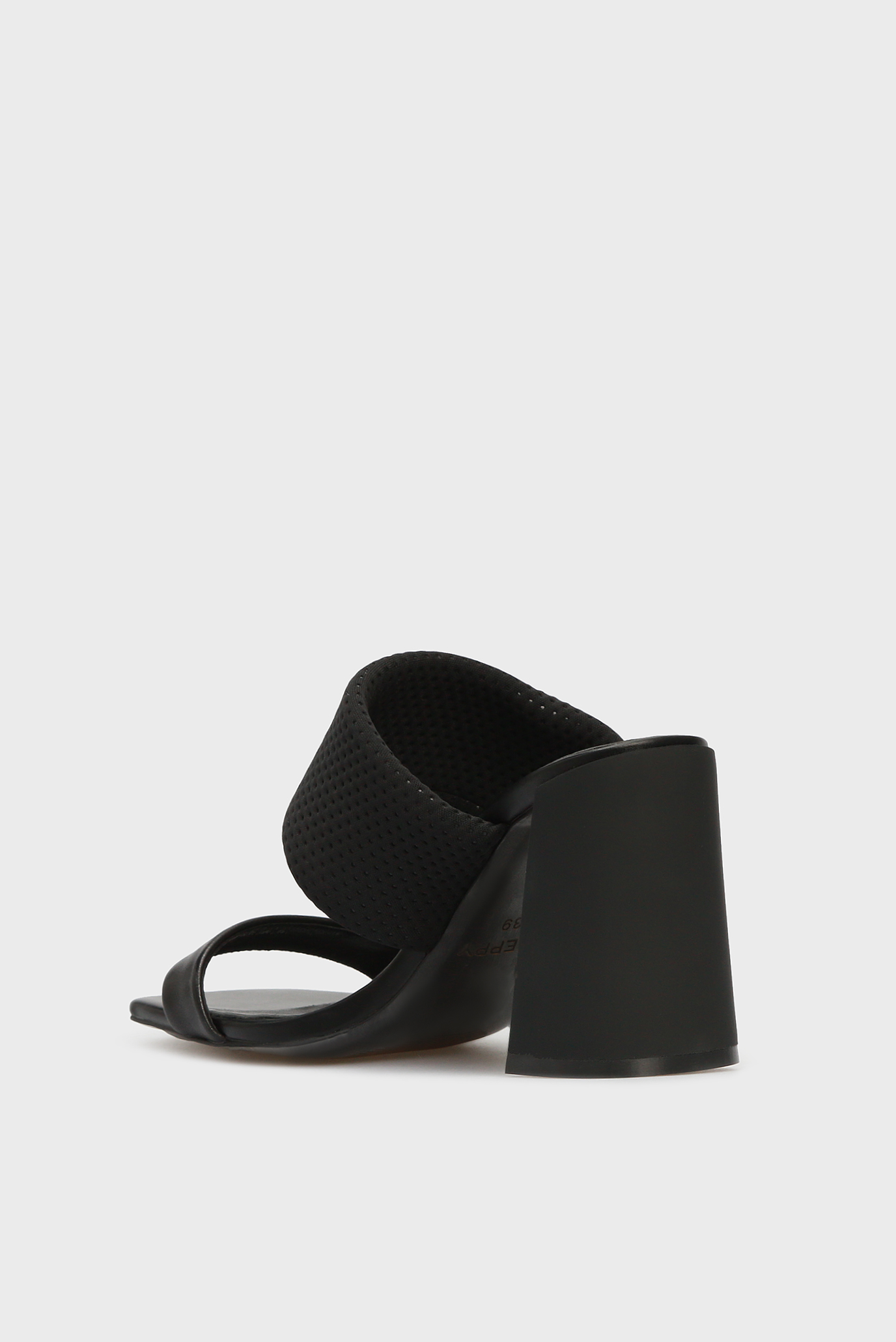 Женские черные кожаные мюли 9