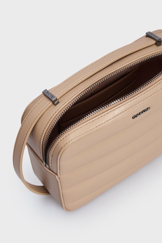 Женская бежевая сумка LINE QUILT CAMERA BAG