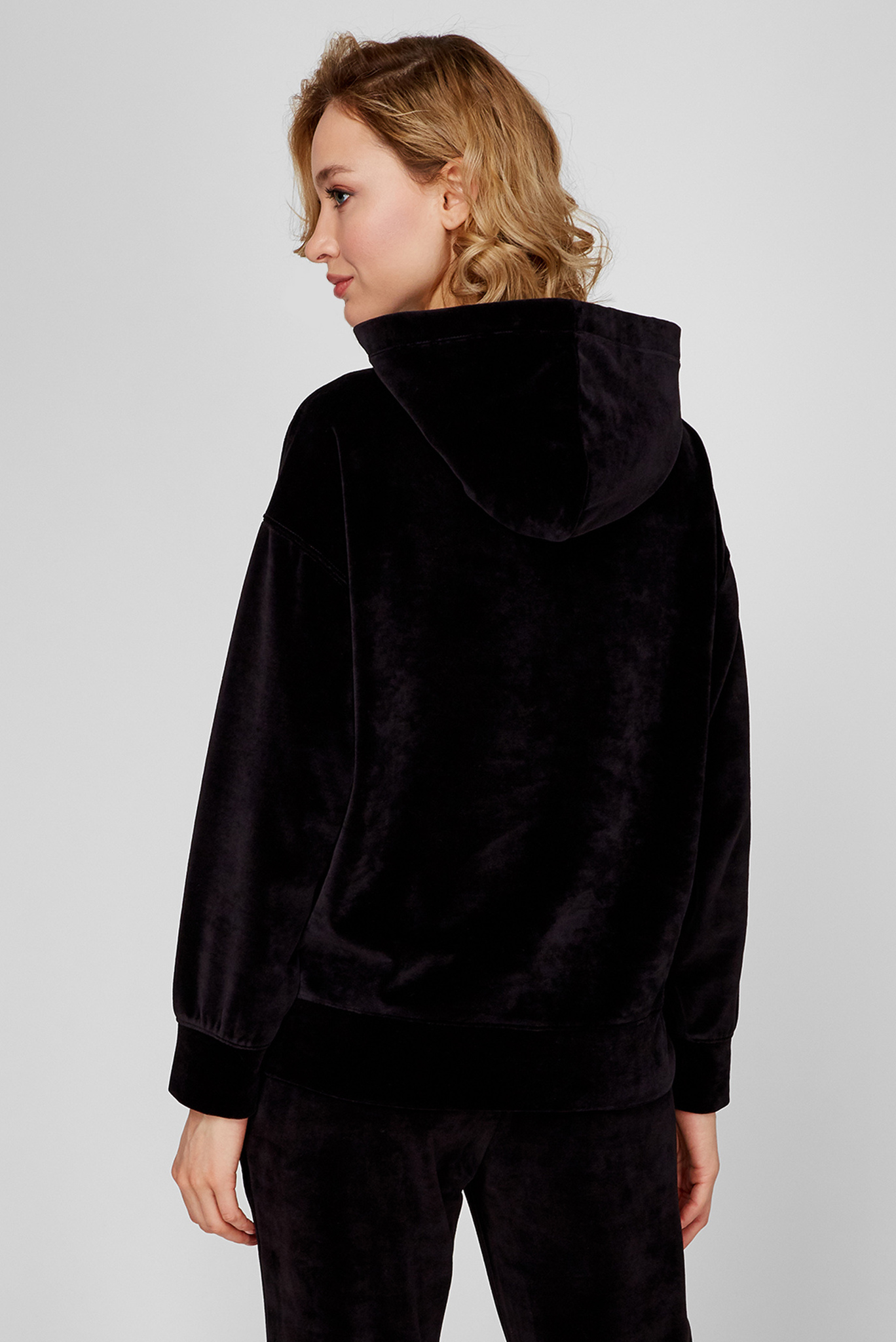 Женское черное худи RELAXED VELVET 4