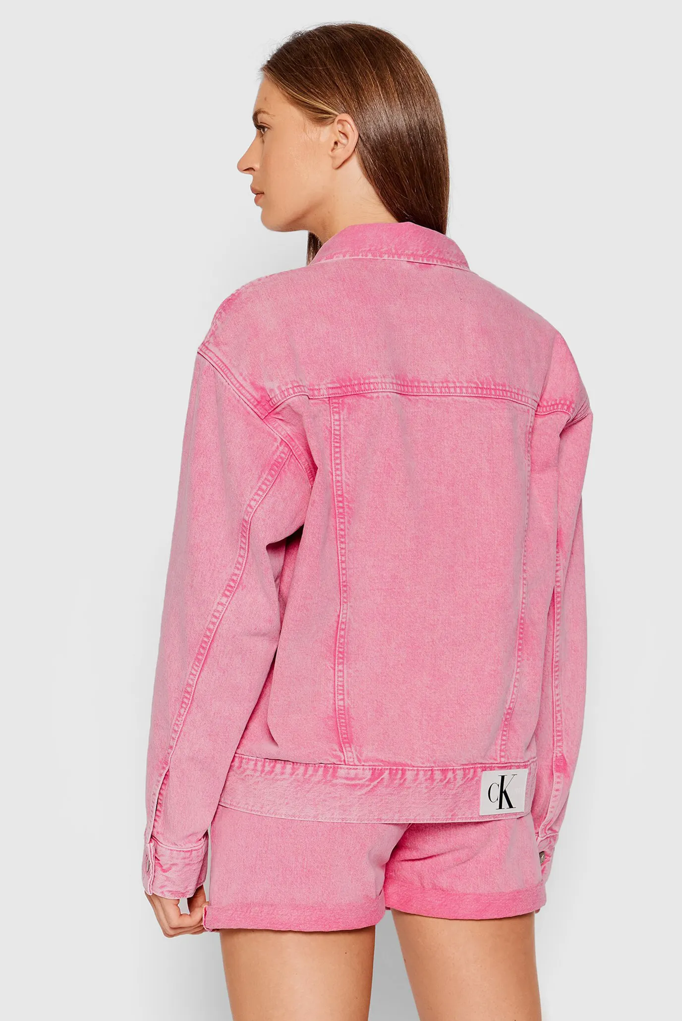 Женская розовая джинсовая куртка 2
