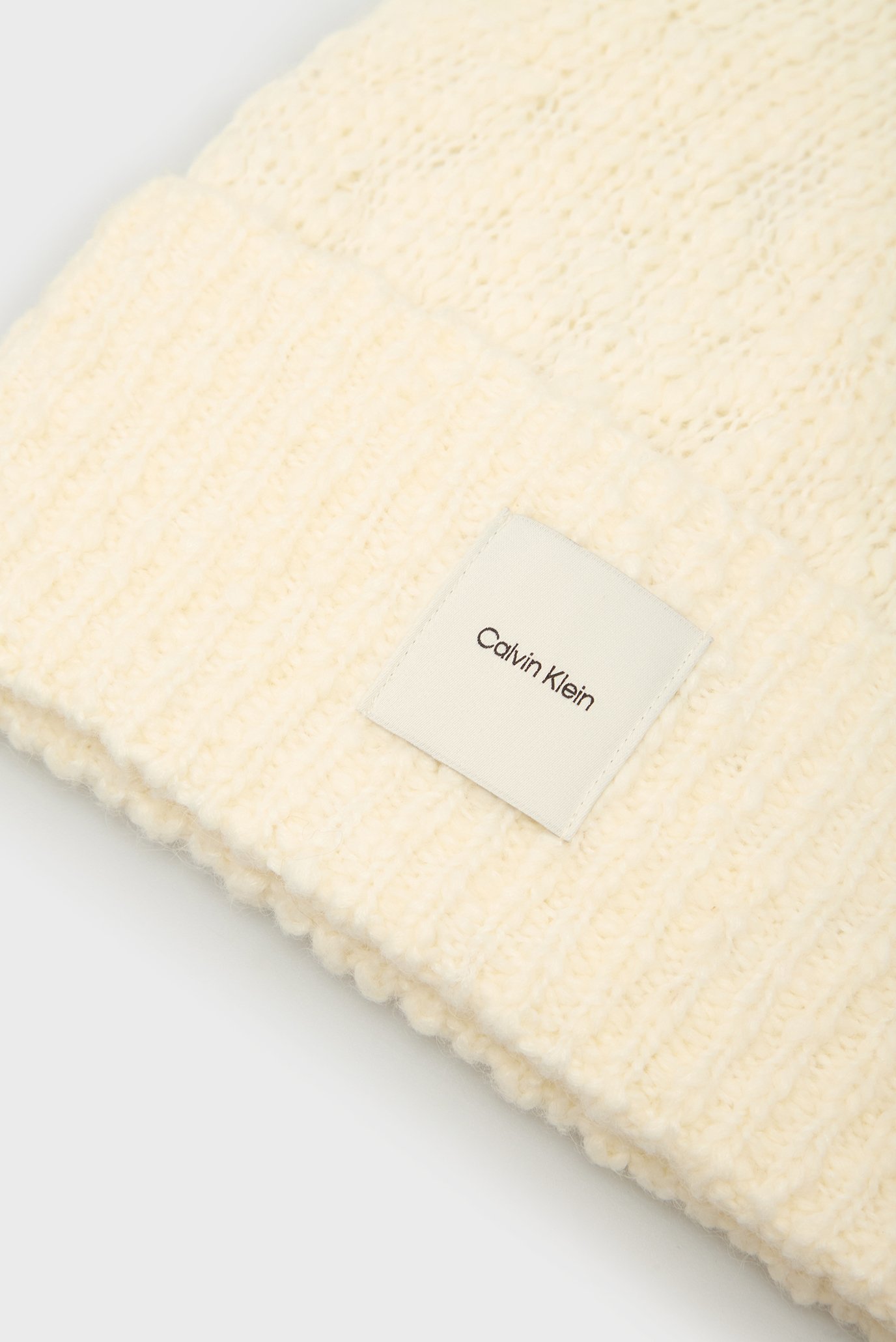 Женская белая шапка SOFT BOUCLE BEANIE 3