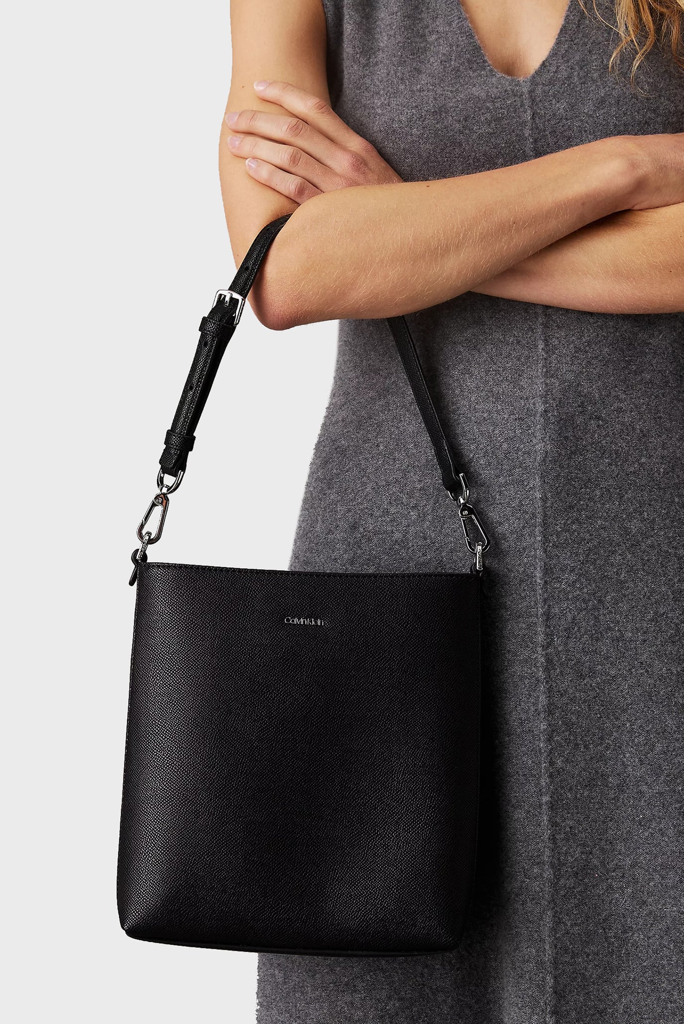 Женская черная сумка CK MUST SMALL BUCKET_CAVIAR 7