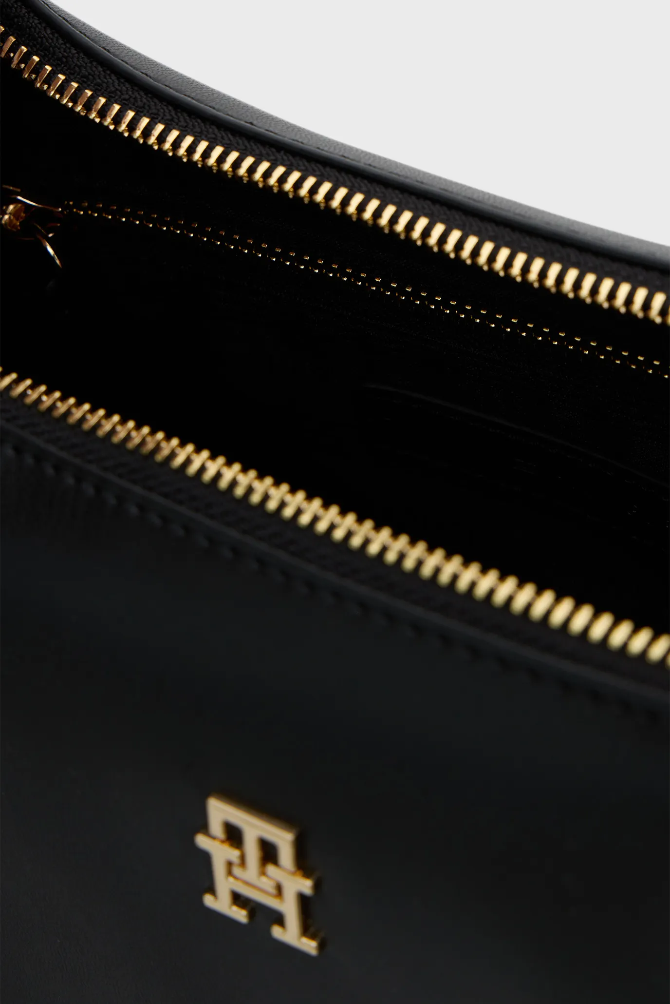 Сумка TH ESSENTIAL SHOULDER BAG 5