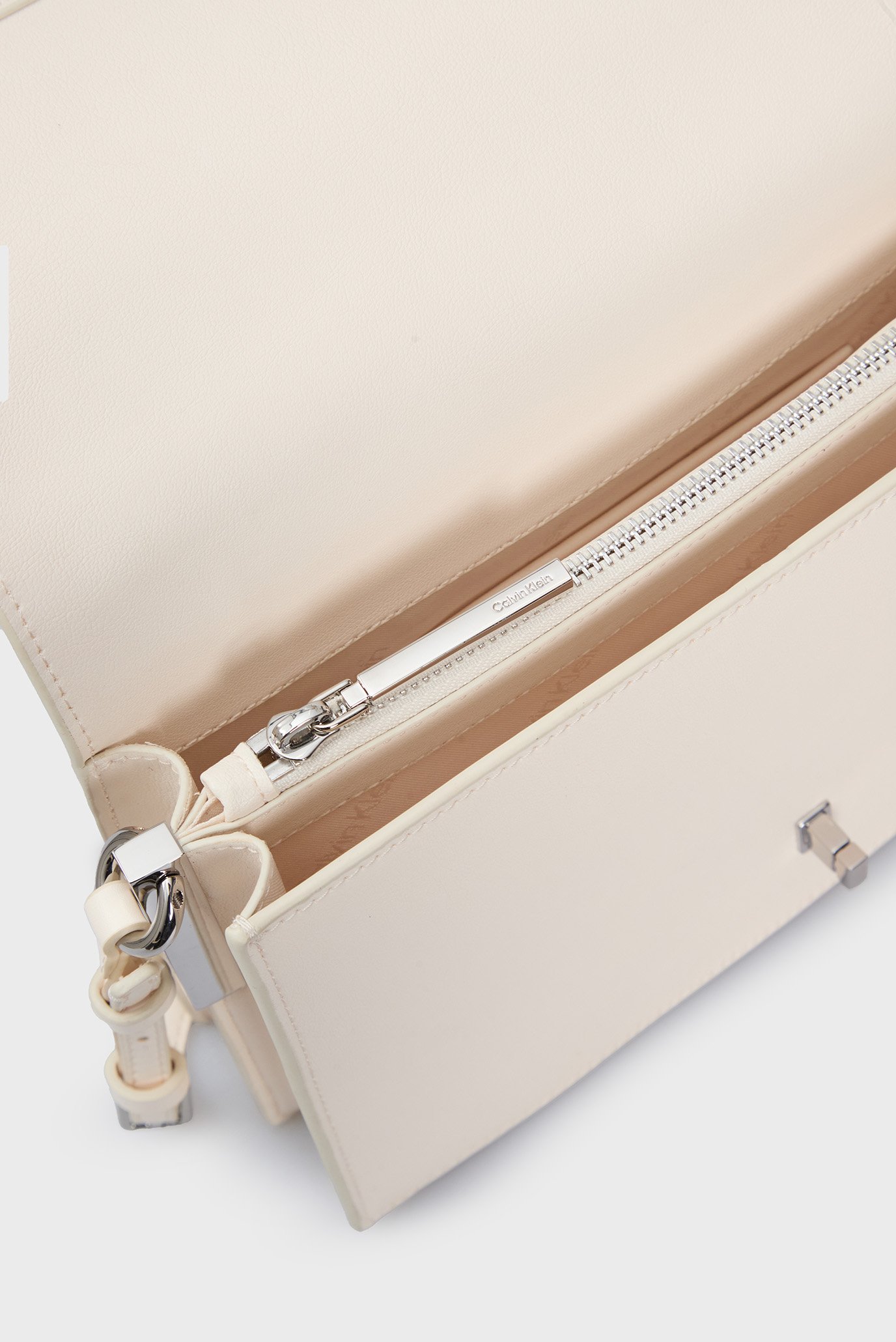 Женская белая сумка CK ELONGATED SHOULDER BAGCalvin Klein Женская белая сумка CK ELONGATED SHOULDER BAG 6