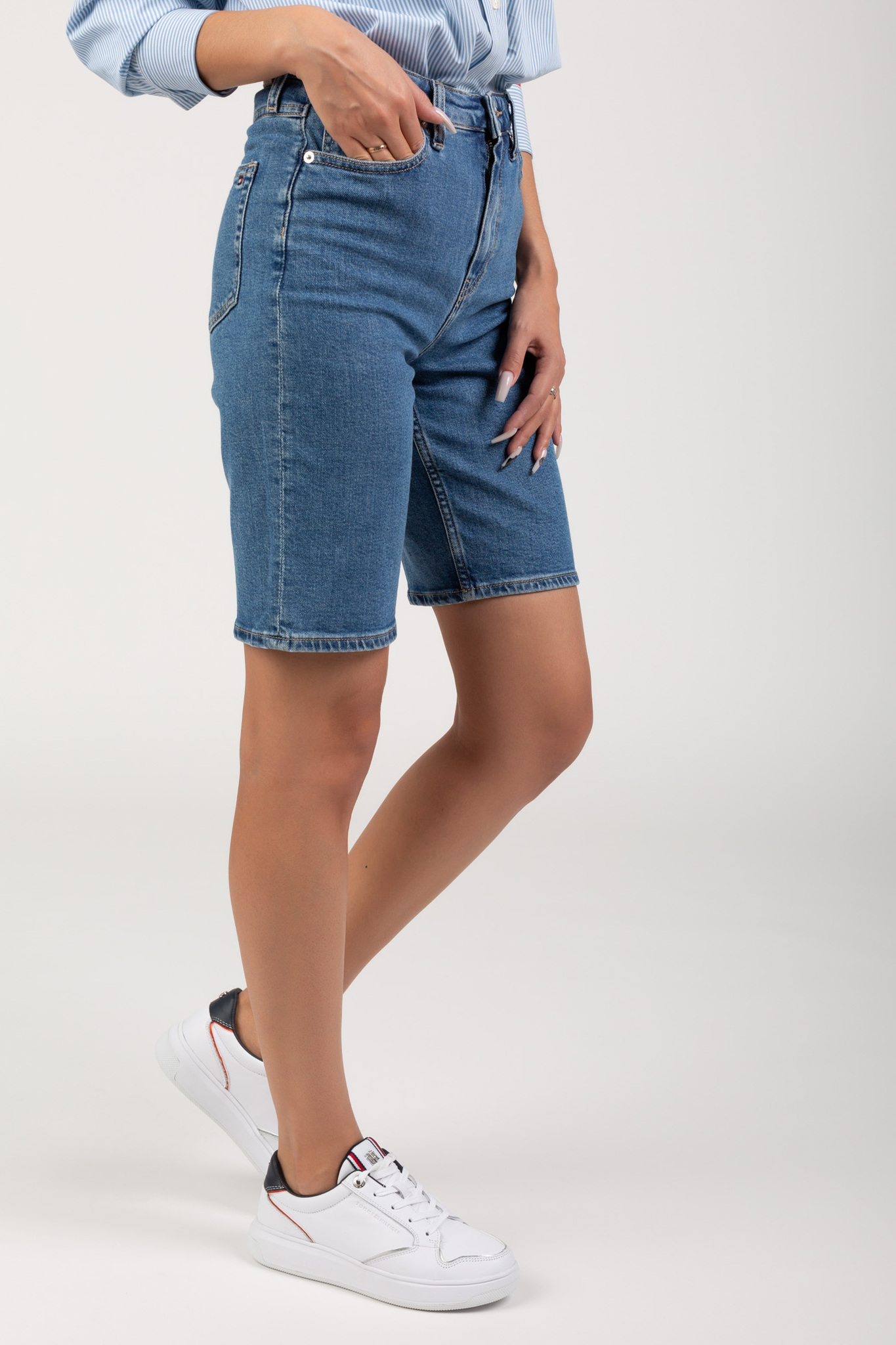 Женские синие джинсовые шорты DNM CLASSIC STRAIGHT SHORT AURATommy Hilfiger Женские синие джинсовые шорты DNM CLASSIC STRAIGHT SHORT AURA 2