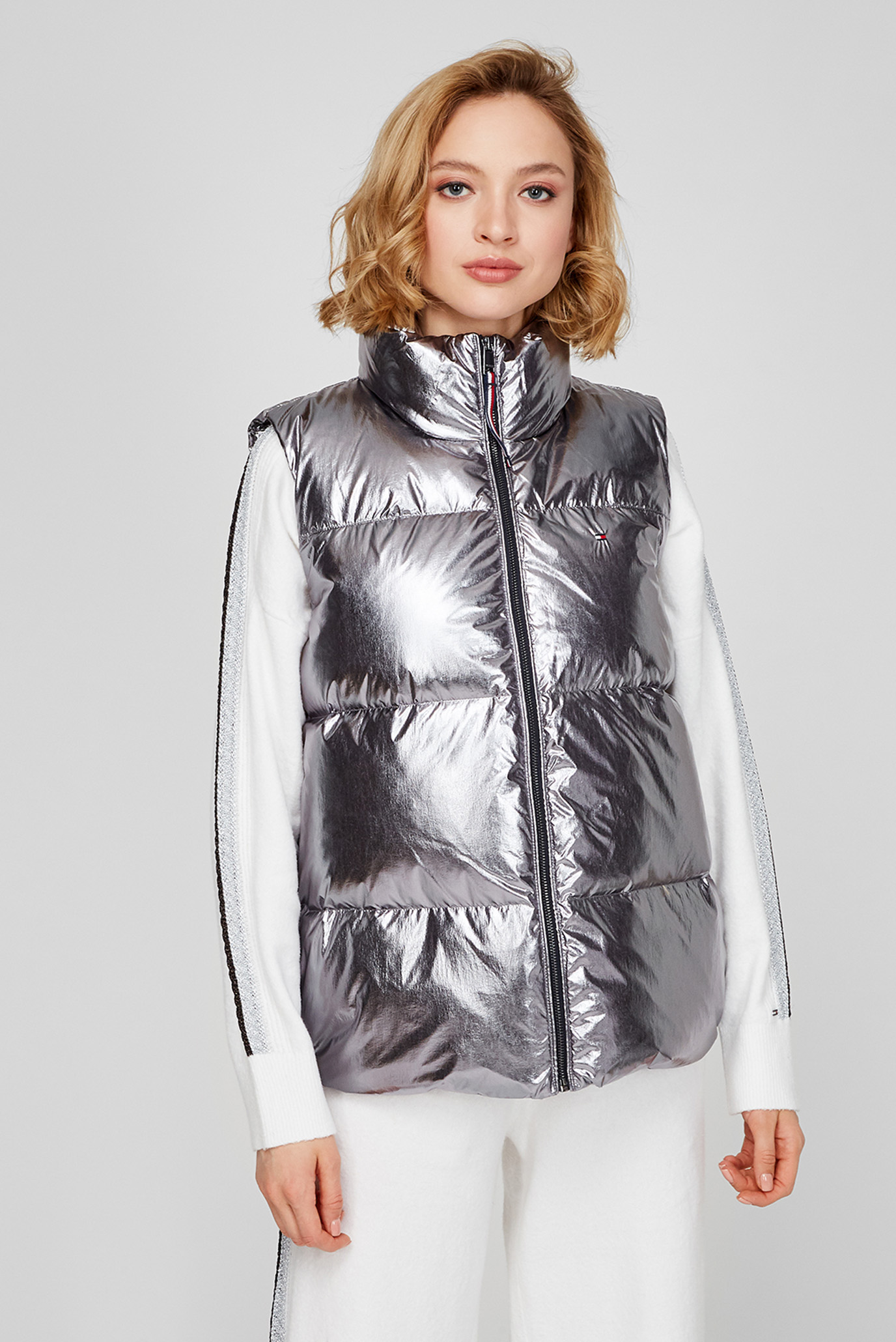Женский серебристый пуховой жилет 8