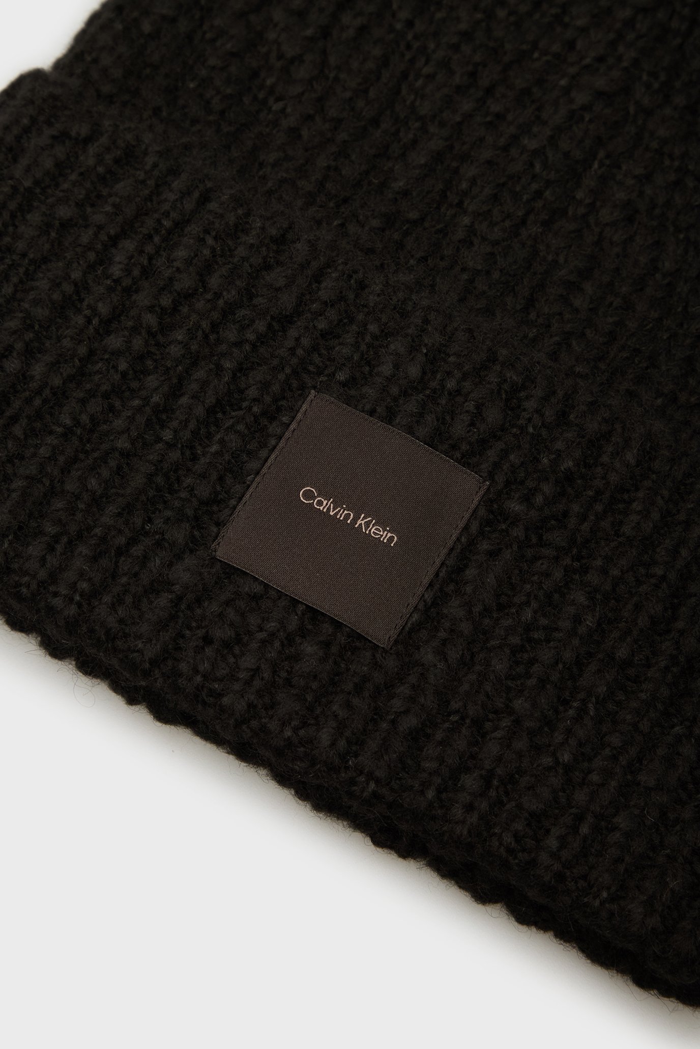 Женская черная шапка SOFT BOUCLE BEANIE 2