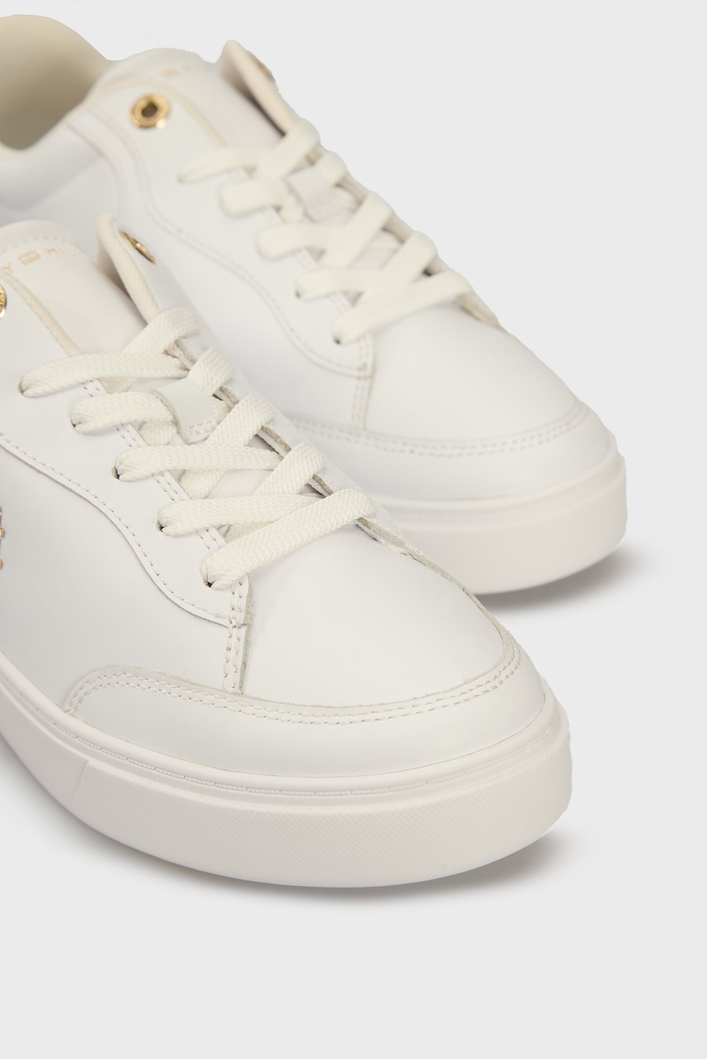 Женские белые кожаные сникерсы ESSENTIAL CHIC COURT SNEAKER 2