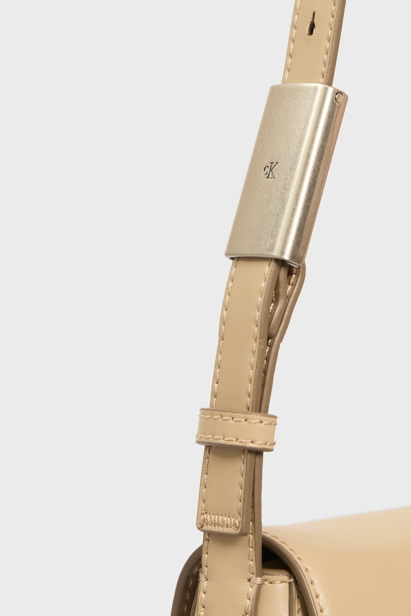 Женская бежевая сумка BELTED SMALL SHOULDER BAGCalvin Klein Jeans Женская бежевая сумка BELTED SMALL SHOULDER BAG 2