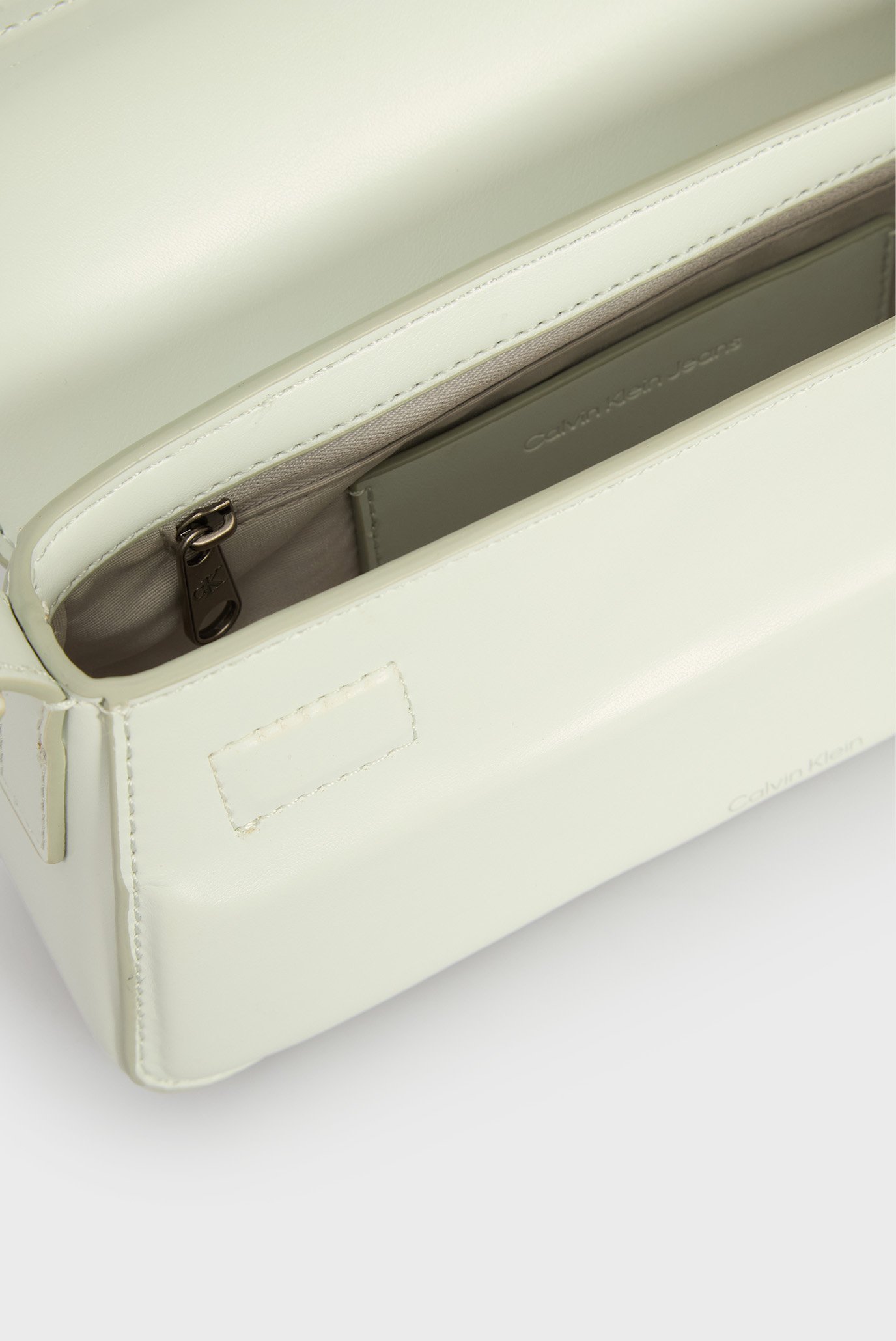 Женская светло-серая сумка BELTED SMALL SHOULDER BAGCalvin Klein Jeans Женская светло-серая сумка BELTED SMALL SHOULDER BAG 5