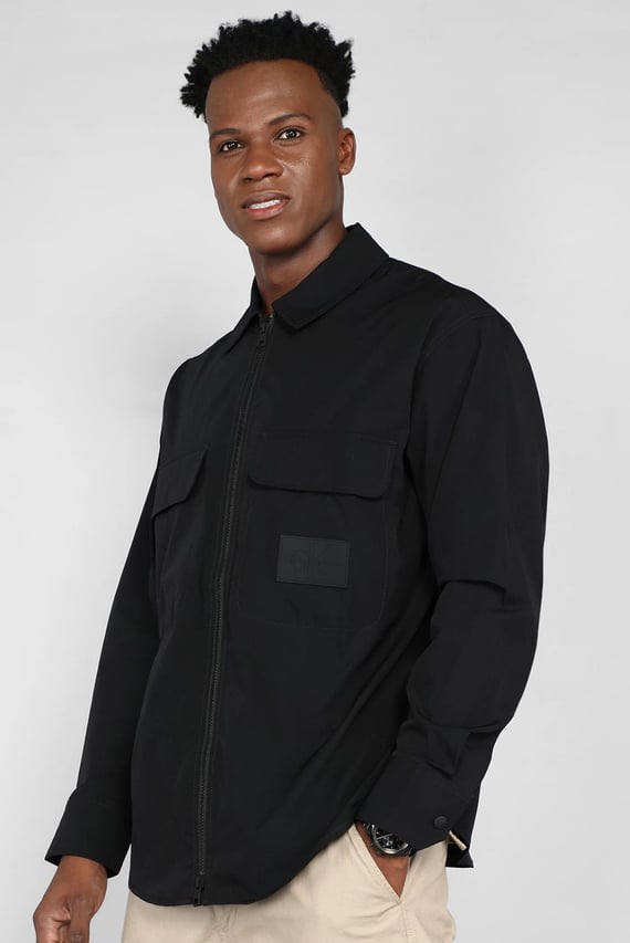 Мужская черная рубашка PREMIUM ESSENTIALS ZIP OVERSHIRT Calvin Klein Jeans Мужская черная рубашка PREMIUM ESSENTIALS ZIP OVERSHIRT Calvin Klein Jeans
