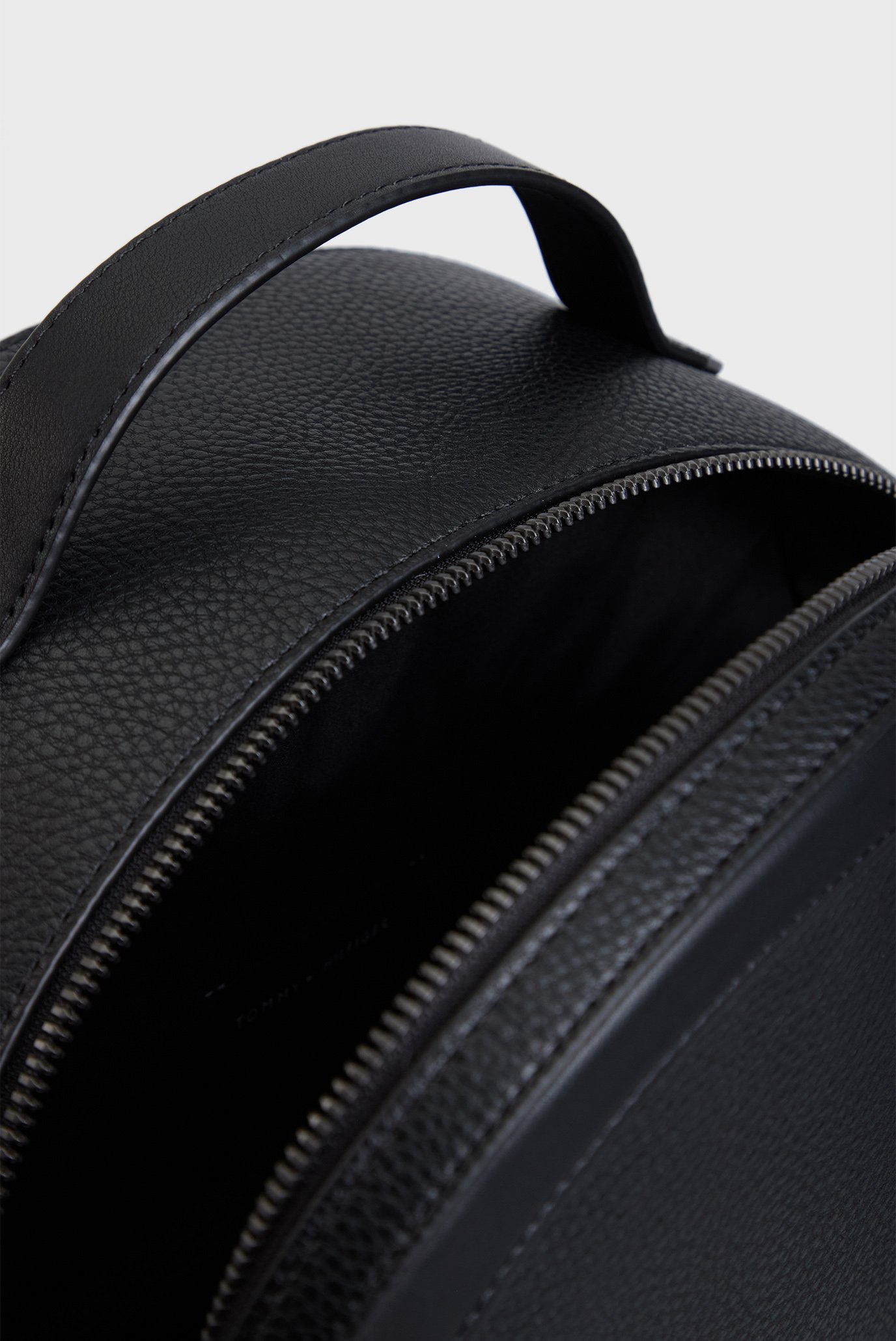 Мужской черный рюкзак TH CENTRAL MONOGRAM BACKPACKTommy Hilfiger Мужской черный рюкзак TH CENTRAL MONOGRAM BACKPACK 5