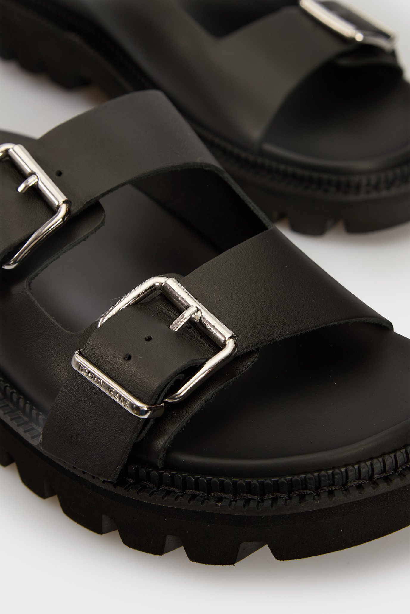 Женские черные кожаные слайдерыTommy Jeans Женские черные кожаные слайдеры 2
