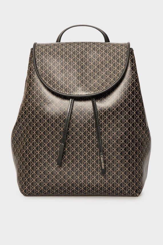 Рюкзак EMBLEM AOP FLAP BACKPACK Calvin Klein Рюкзак EMBLEM AOP FLAP BACKPACK Calvin Klein