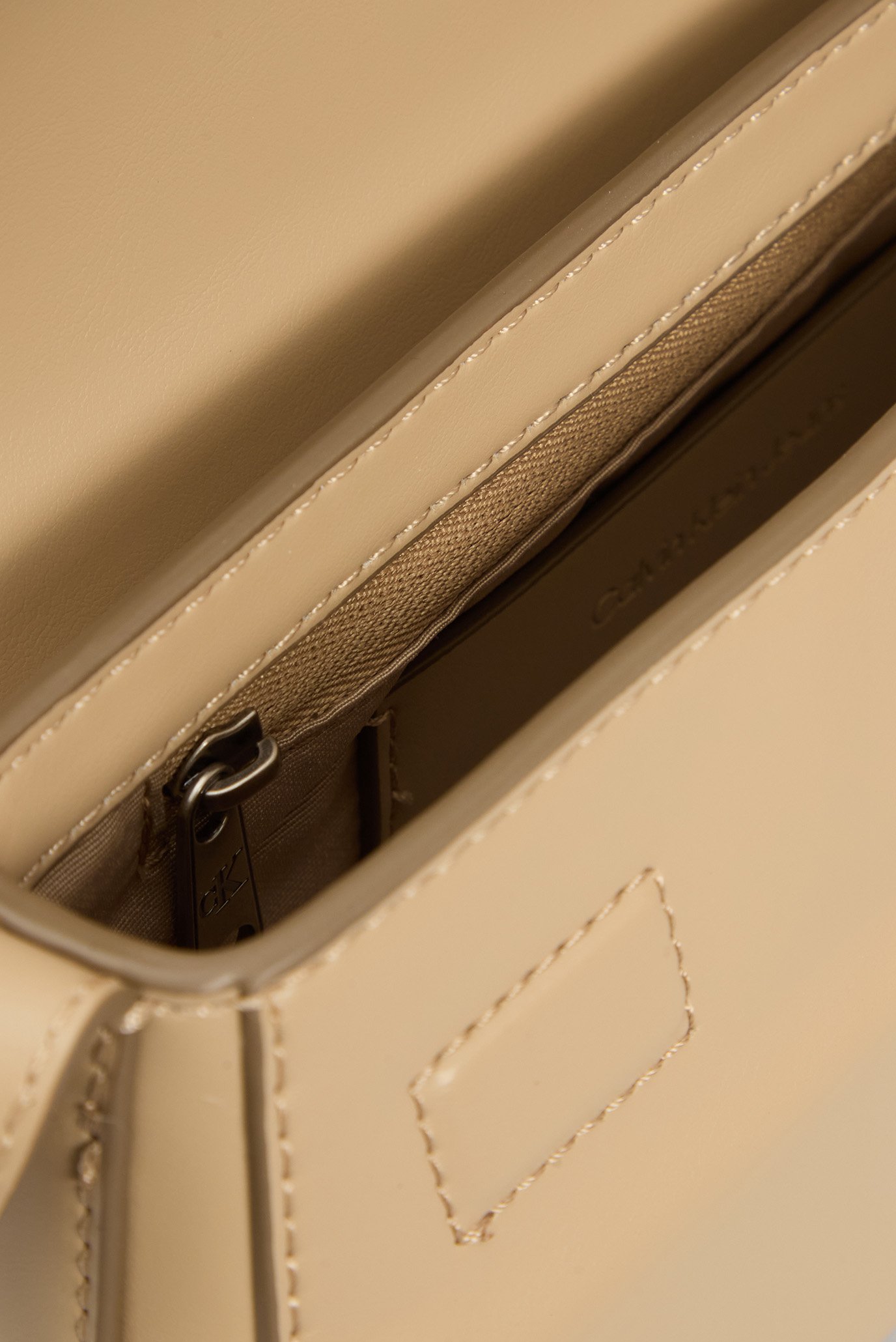 Женская бежевая сумка BELTED SMALL SHOULDER BAGCalvin Klein Jeans Женская бежевая сумка BELTED SMALL SHOULDER BAG 5