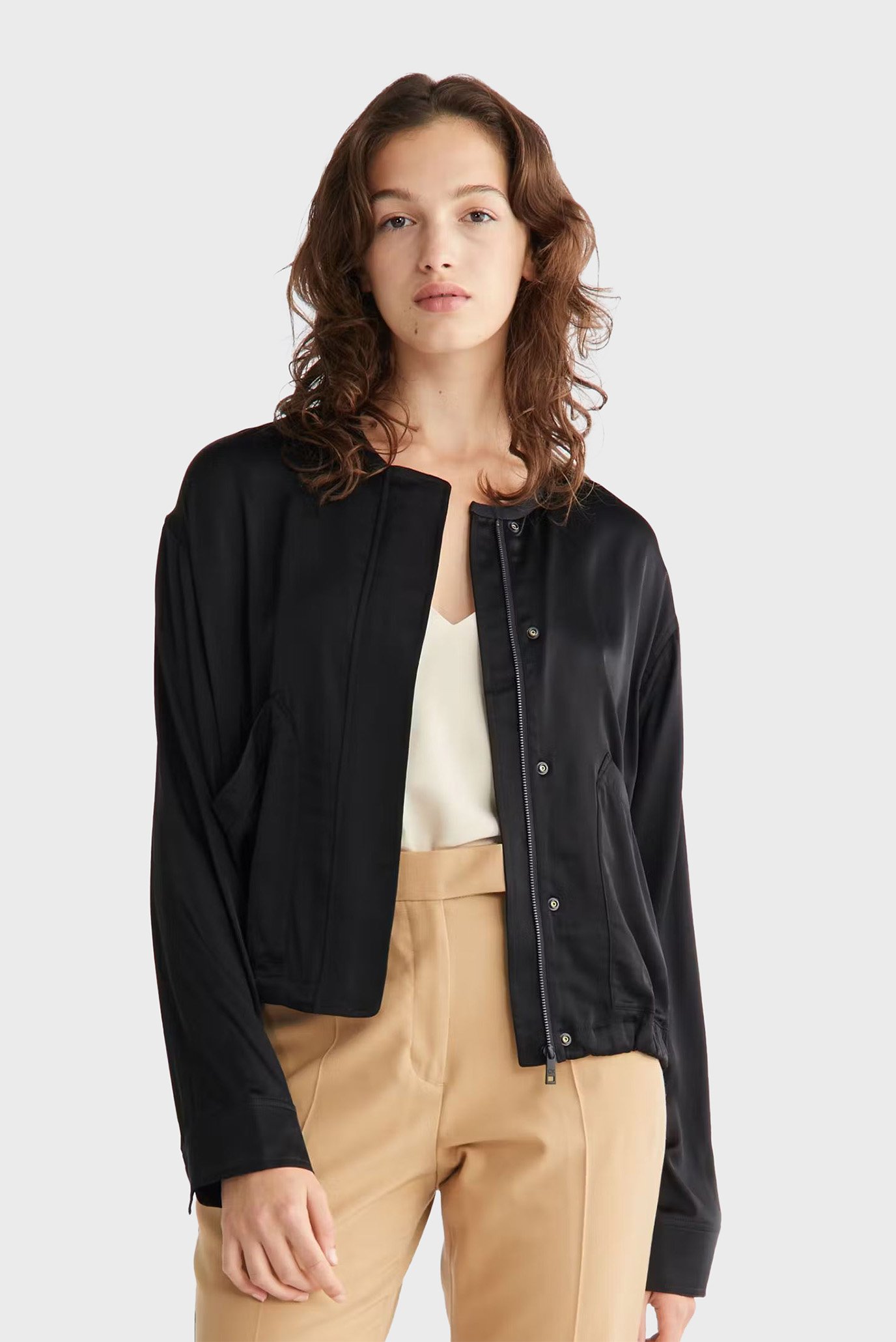 Женская черная ветровка SATEEN 4