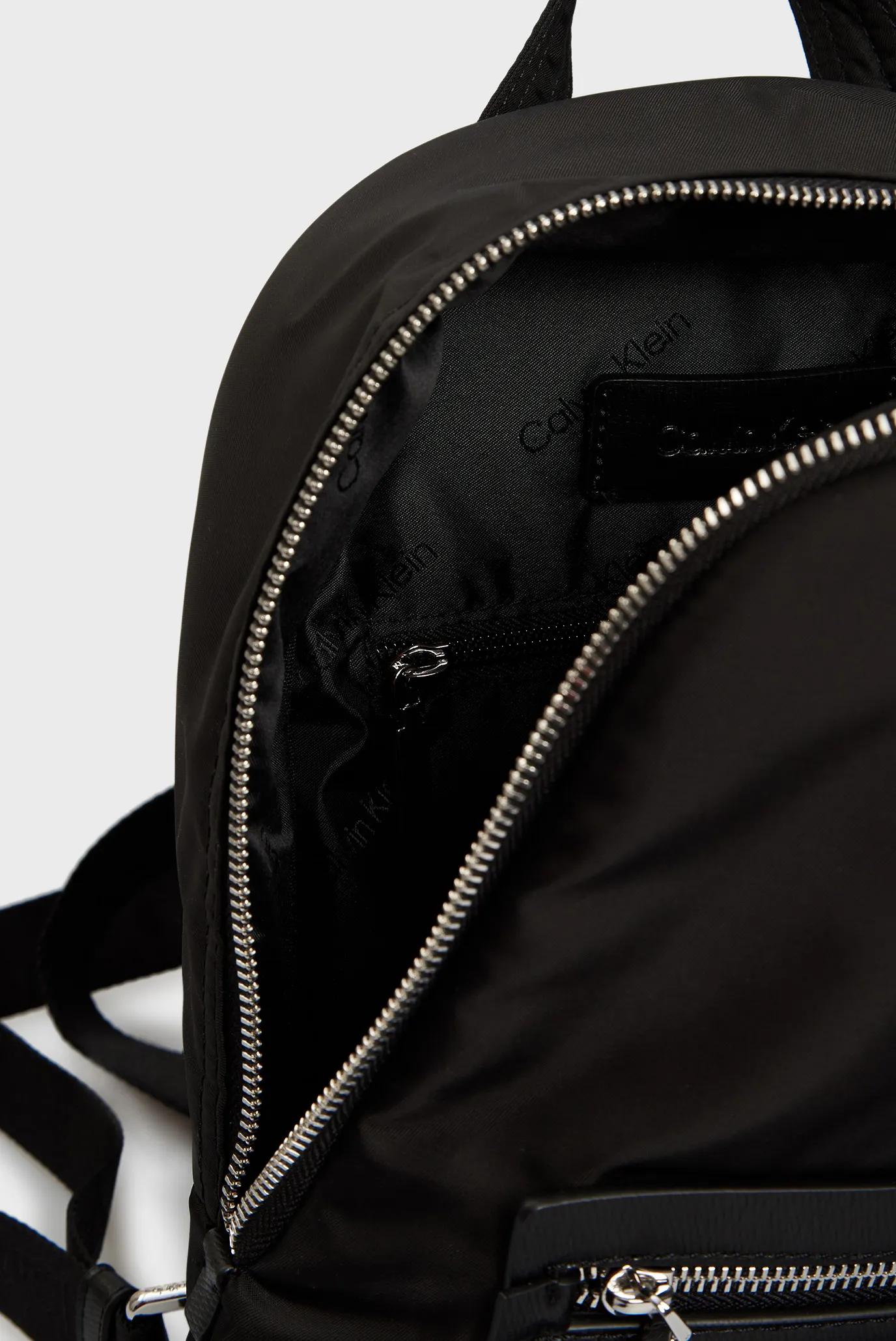 Женский черный рюкзак ESSENTIAL ROUND 12