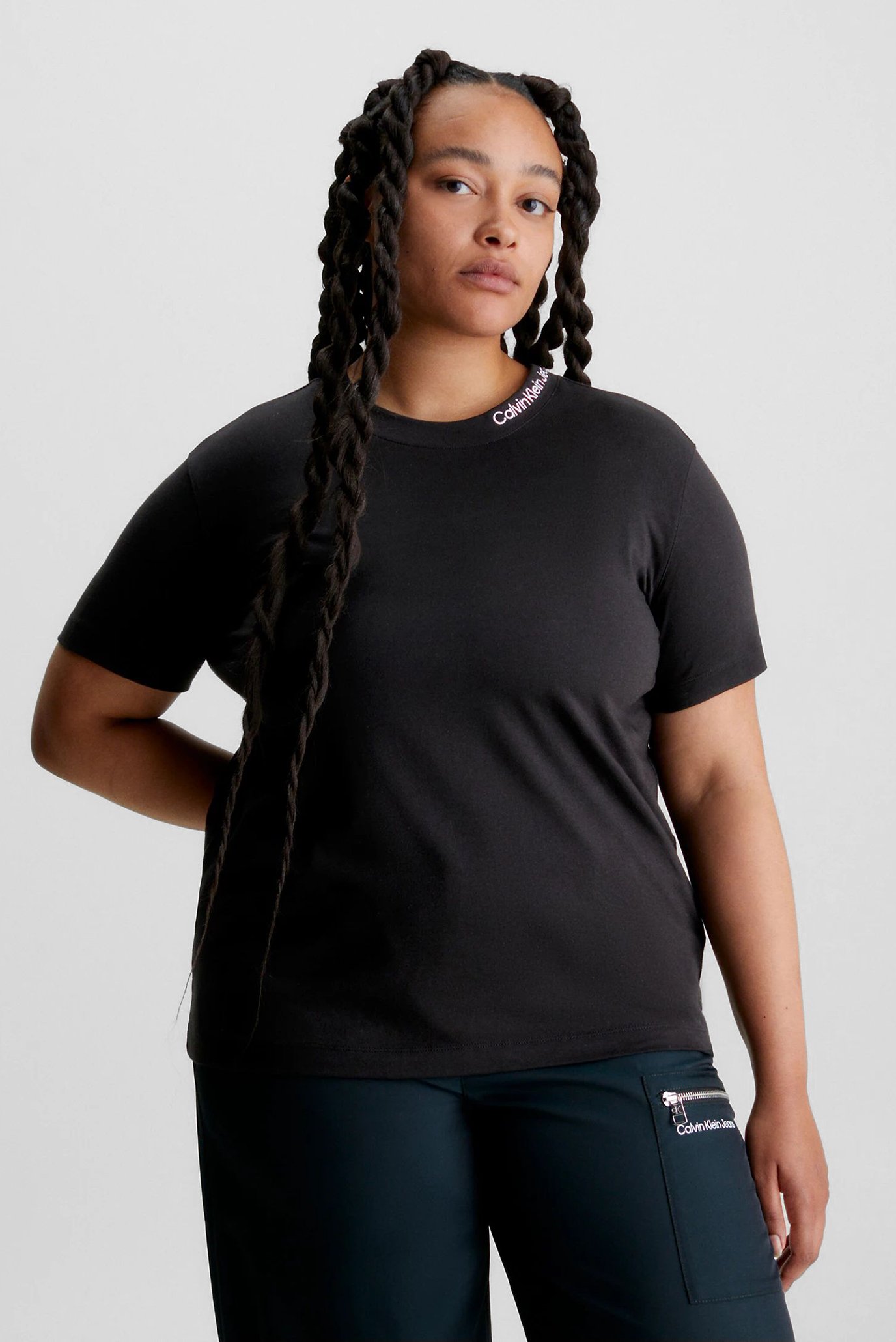 Футболка EMBROIDERED NECKLINE TEE 3