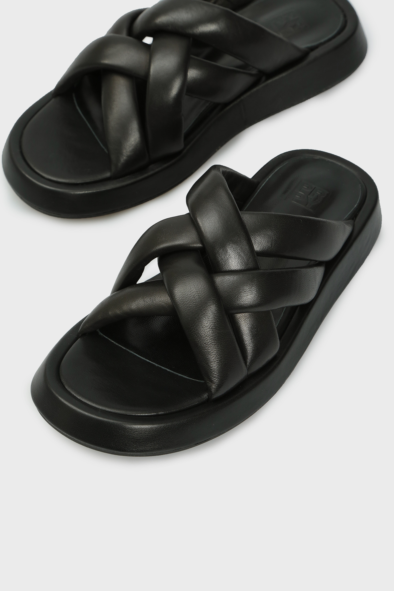 Женские черные кожаные слайдеры Campania 7